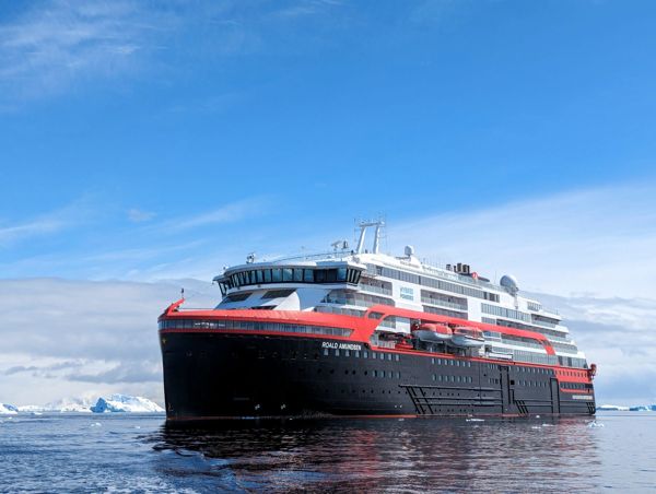 Le navire d'expédition Hurtigruten au milieu des glaces de la péninsule Antarctique