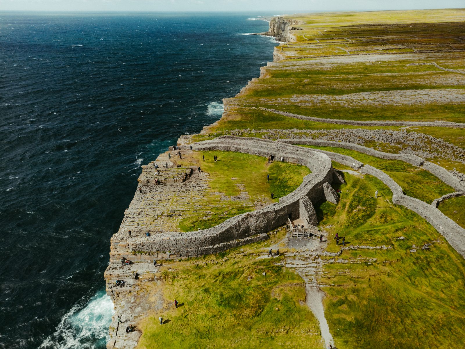 Murets de pierres sèches et falaises battues par l'Atlantique sur Inishmore (photo : Pexels).