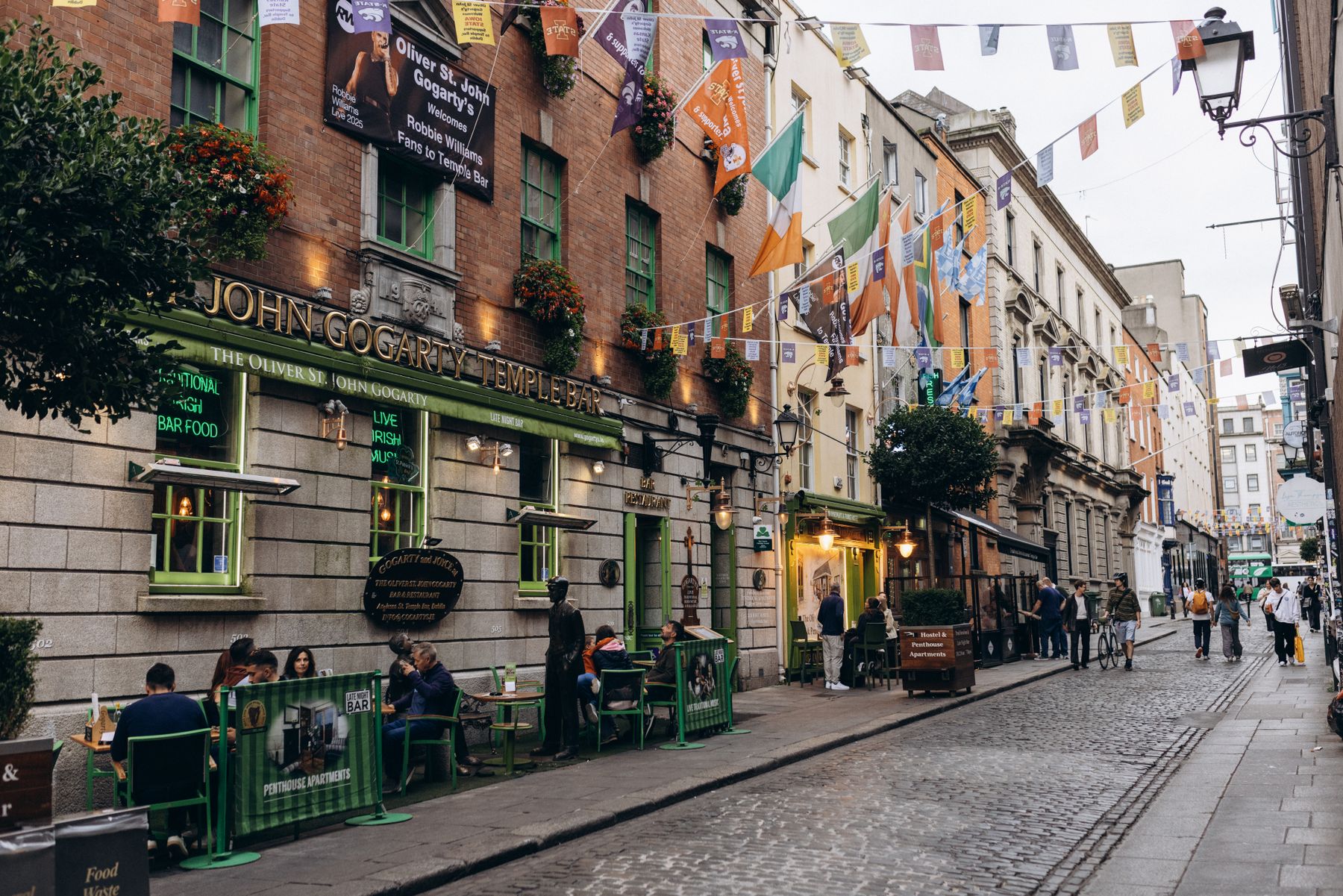 Les ruelles pavées et les pubs animés du Cathedral Quarter (photo : Pexels).