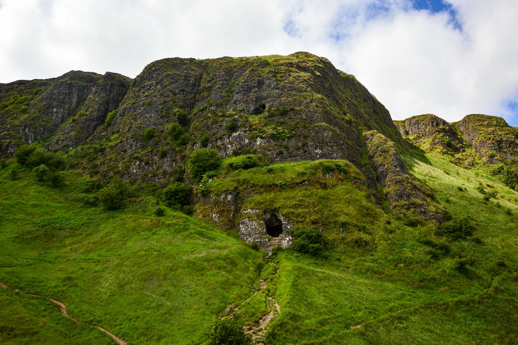 La colline de Cave Hill dominant Belfast et son château (photo : Pexels).