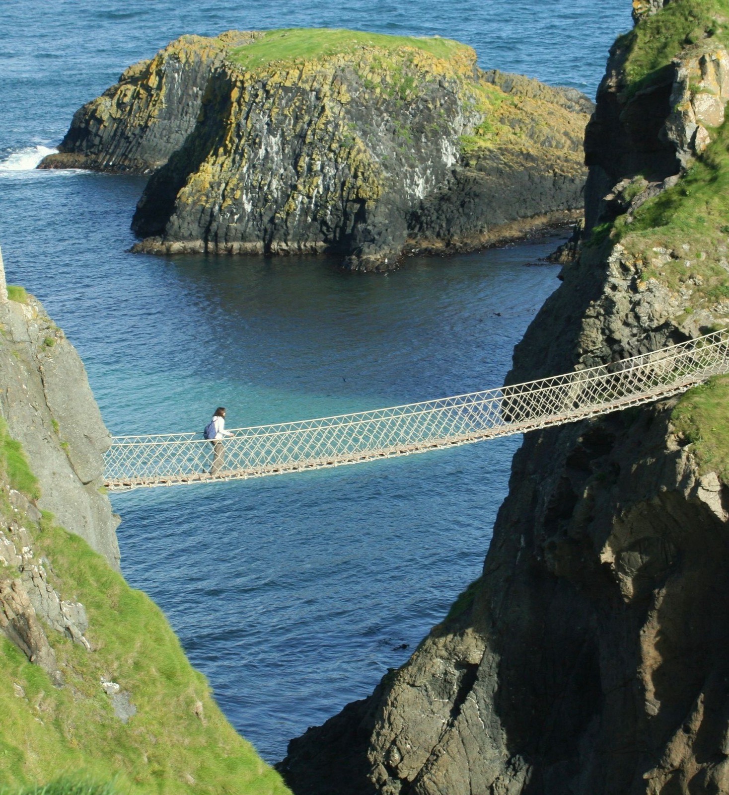 Le pont de corde de Carrick-a-Rede, tendu au-dessus des flots (photo : Pexels).