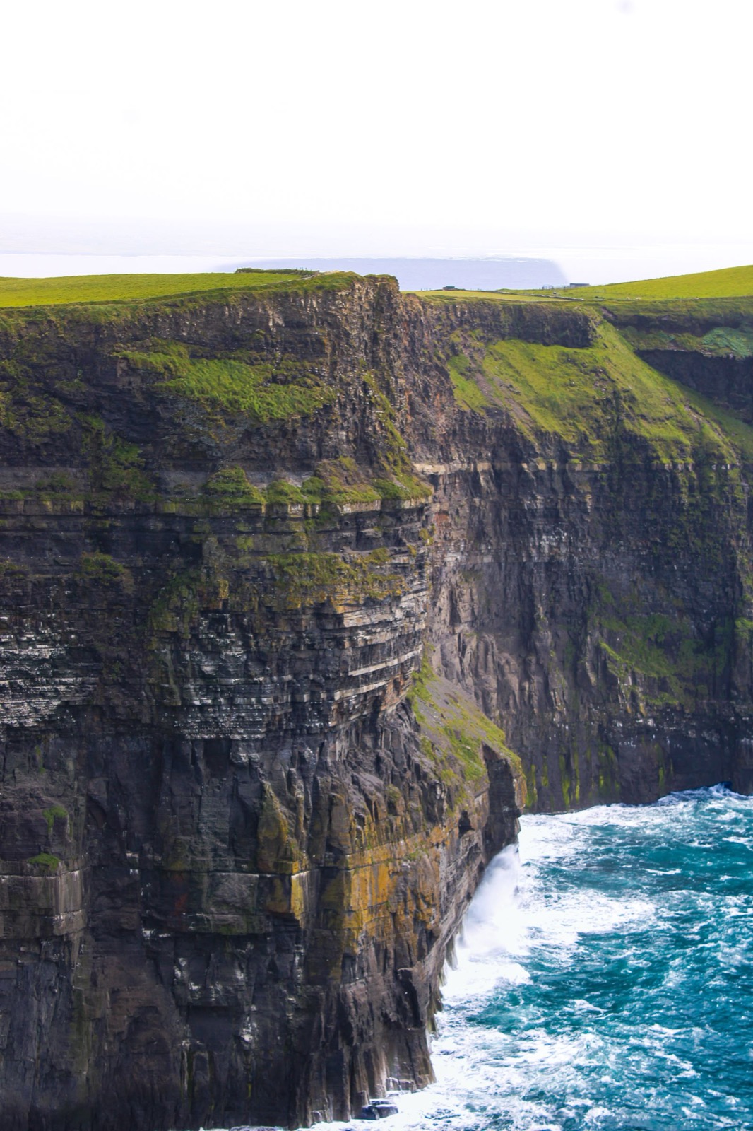 Les falaises de Moher plongeant à la verticale dans l'océan Atlantique (photo : Pexels).