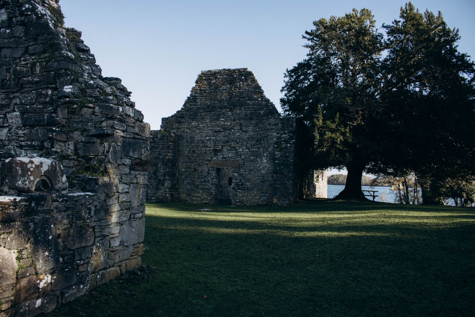 L'abbaye médiévale et le domaine boisé au bord du Lough Corrib, près de Cong (photo : Pexels).