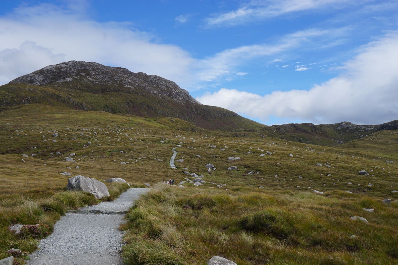 Les sentiers de Diamond Hill dominant les landes du parc national du Connemara (photo : Pexels).