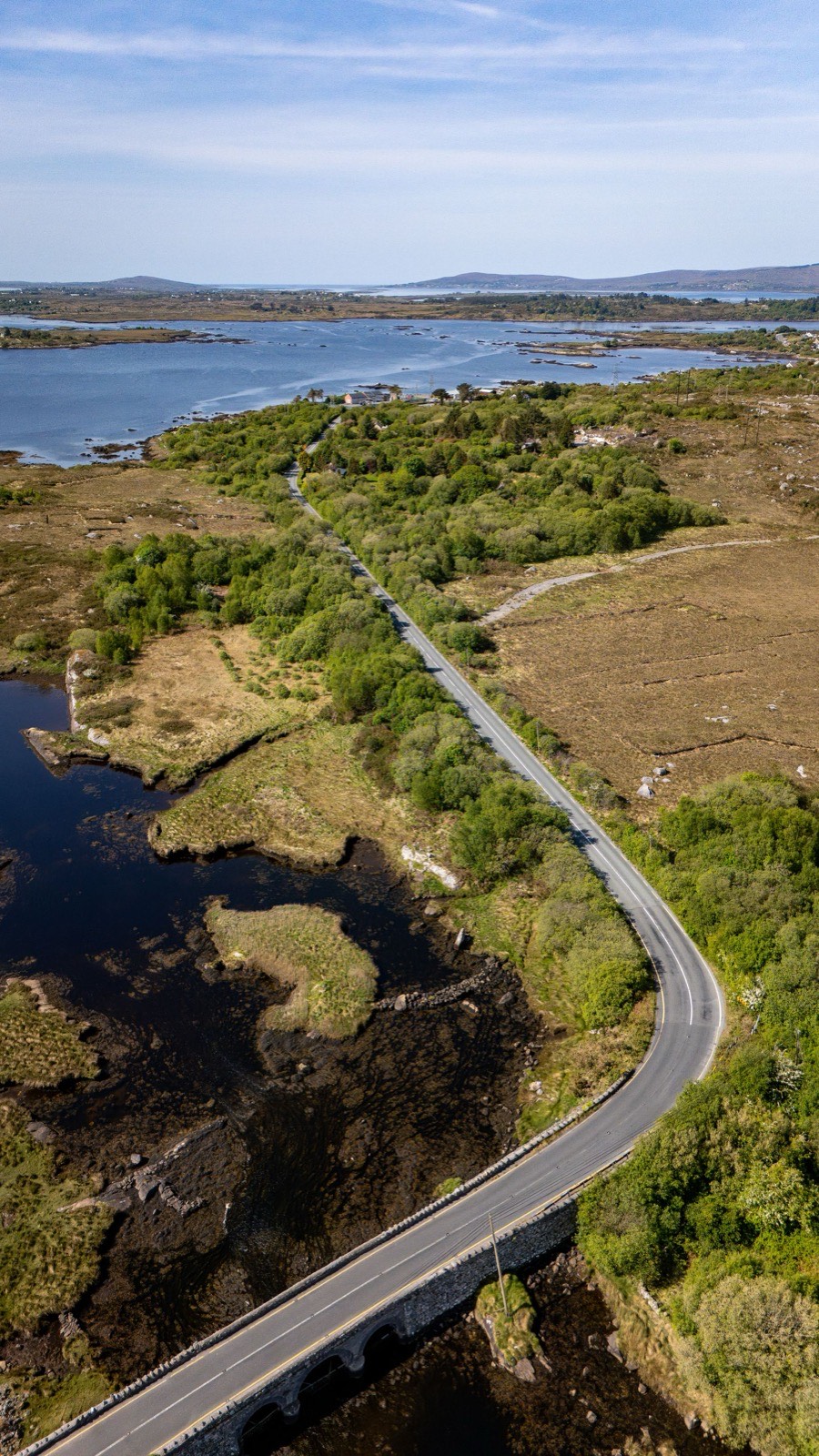 La route panoramique de la Sky Road surplombant l'océan près de Clifden (photo : Pexels).