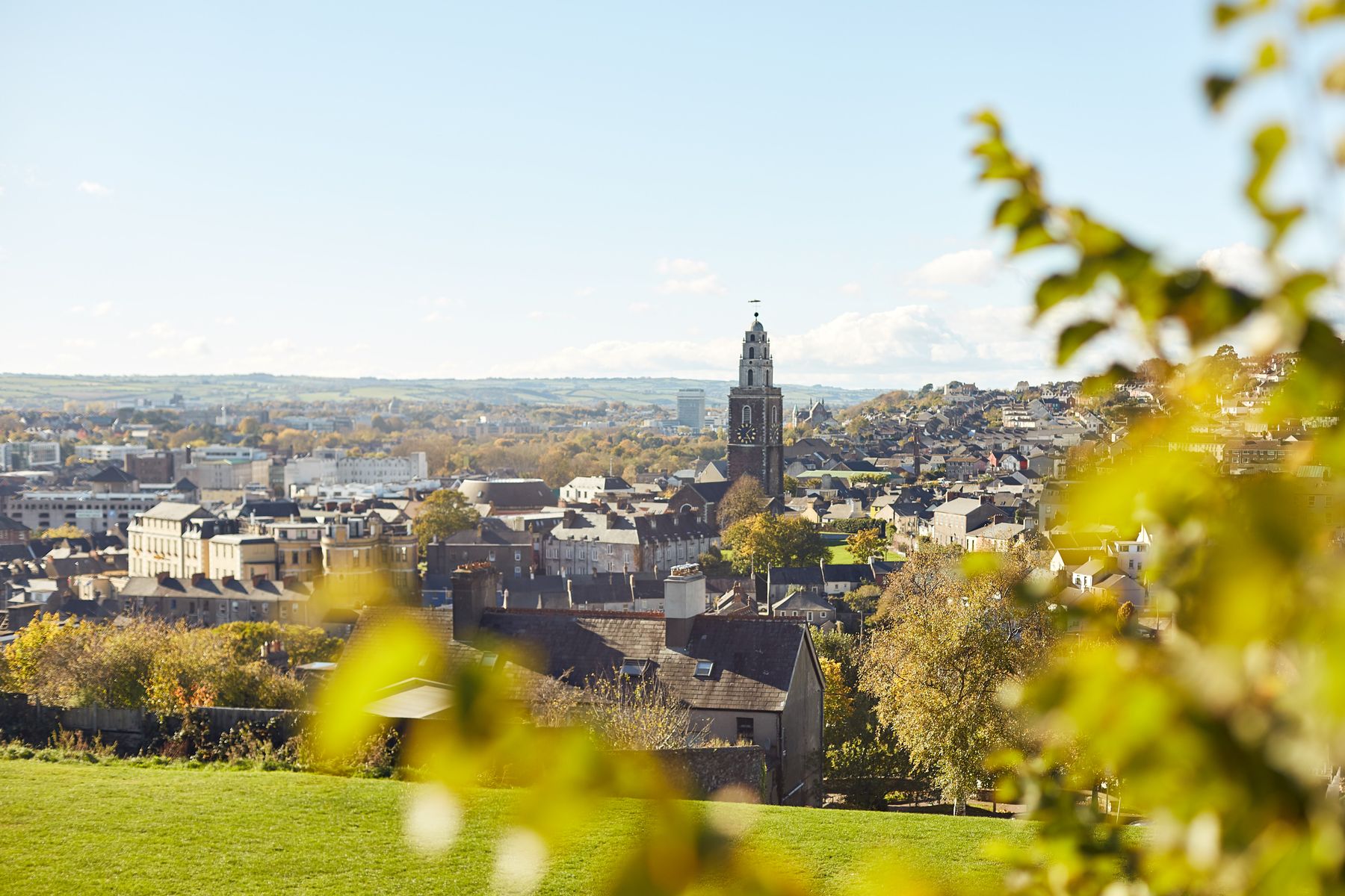 La tour rouge et blanche de l'église St Anne dans le quartier historique de Shandon (photo : Pexels).