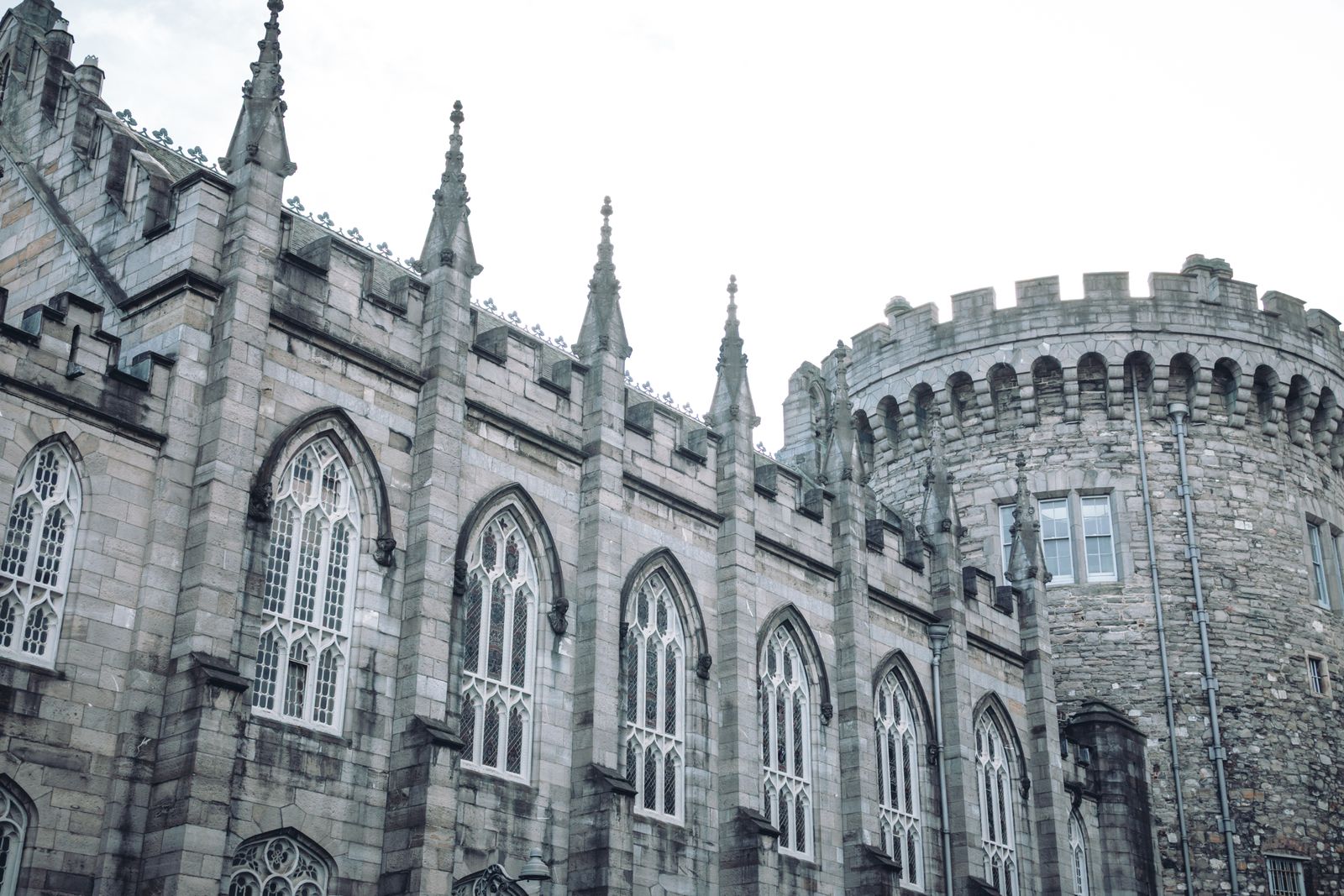 La cour et les façades du château de Dublin (photo : Pexels).