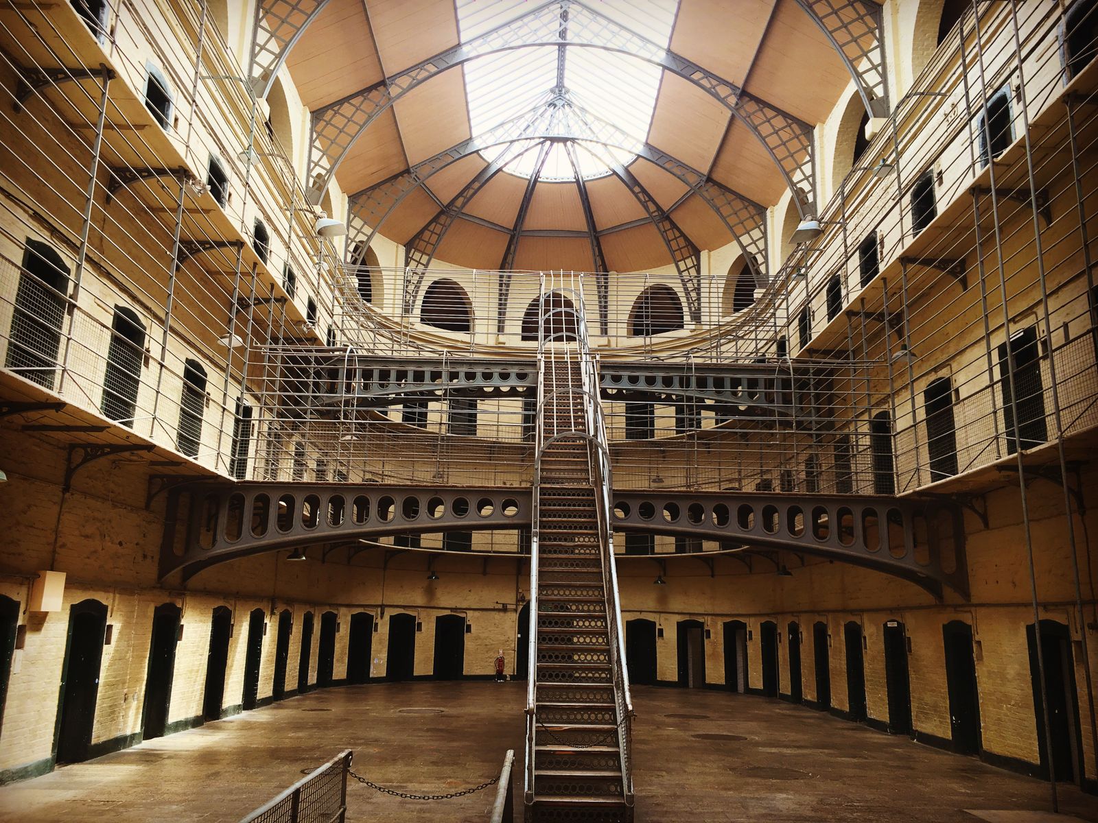 L'aile est victorienne et sa verrière, à la prison de Kilmainham (photo : Pexels).