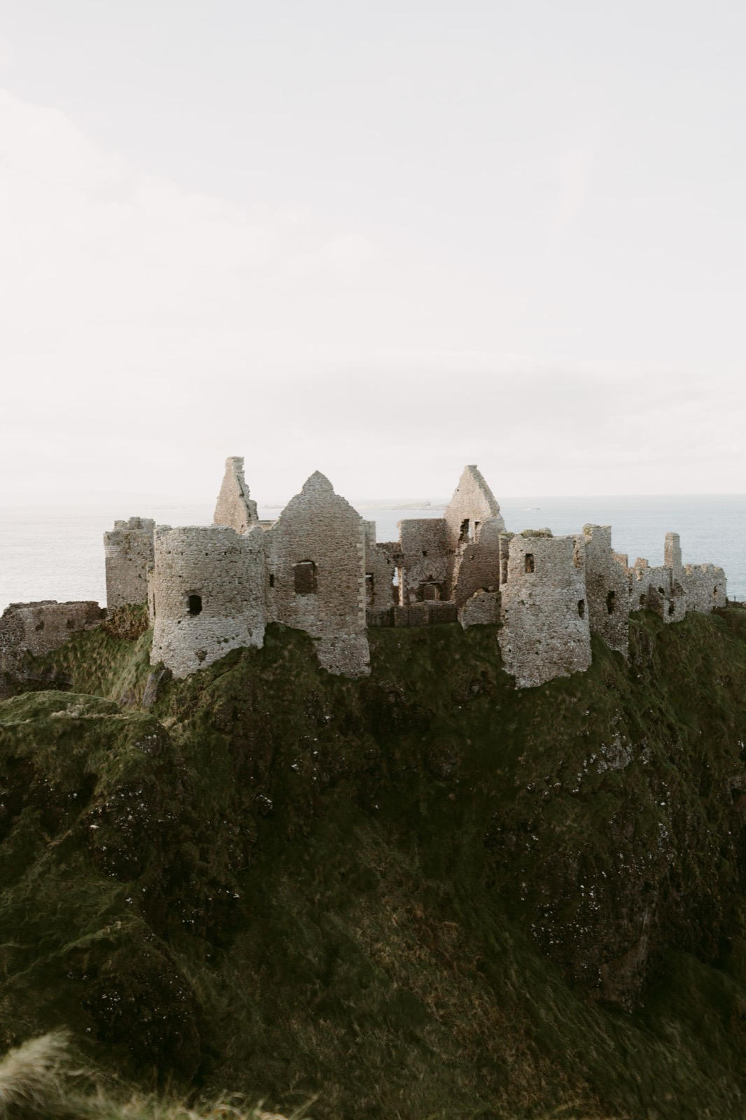 Les ruines de Dunluce Castle, au bord de la falaise atlantique (photo : Pexels).
