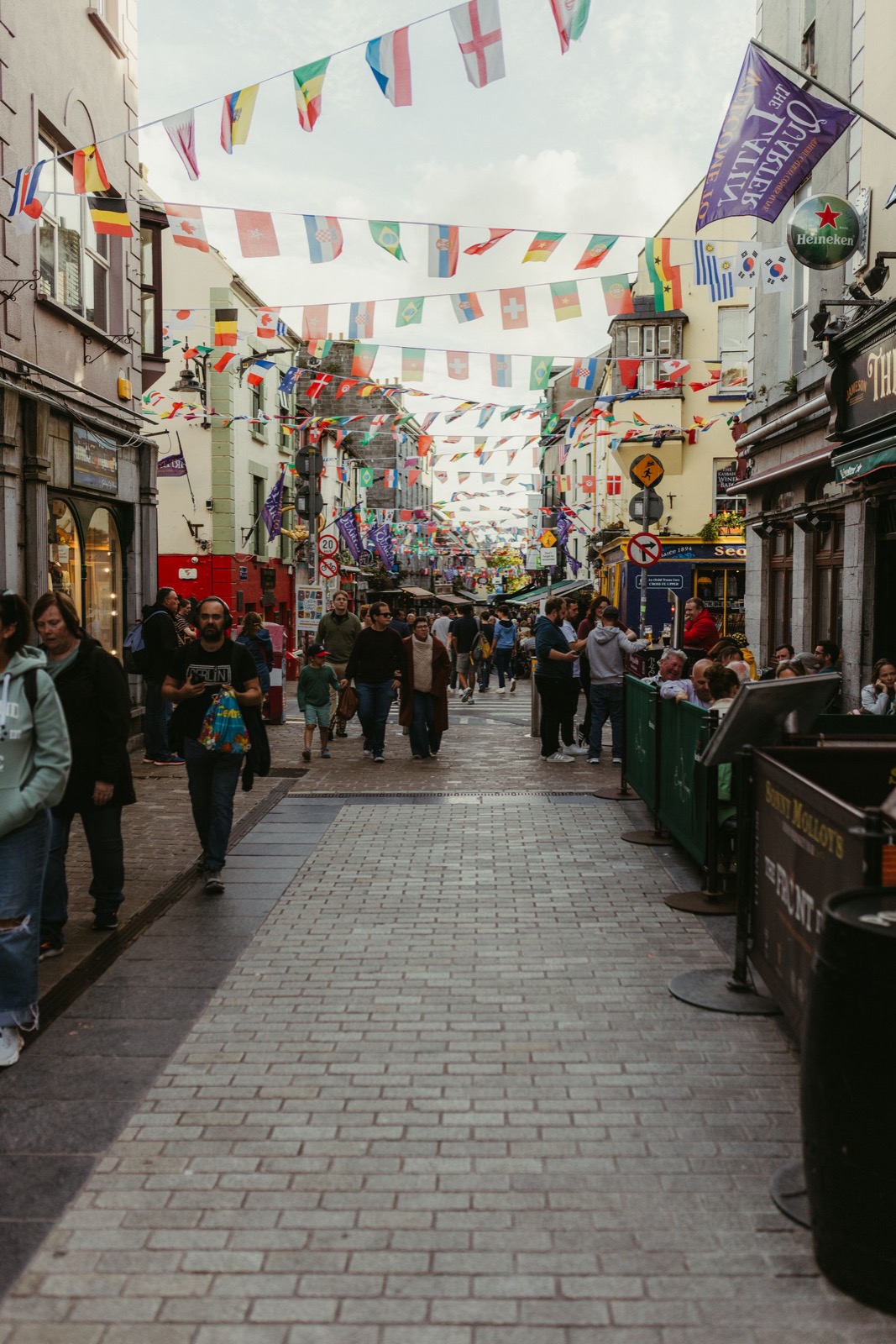 Ruelles animées et façades colorées du coeur historique de Galway (photo : Pexels).