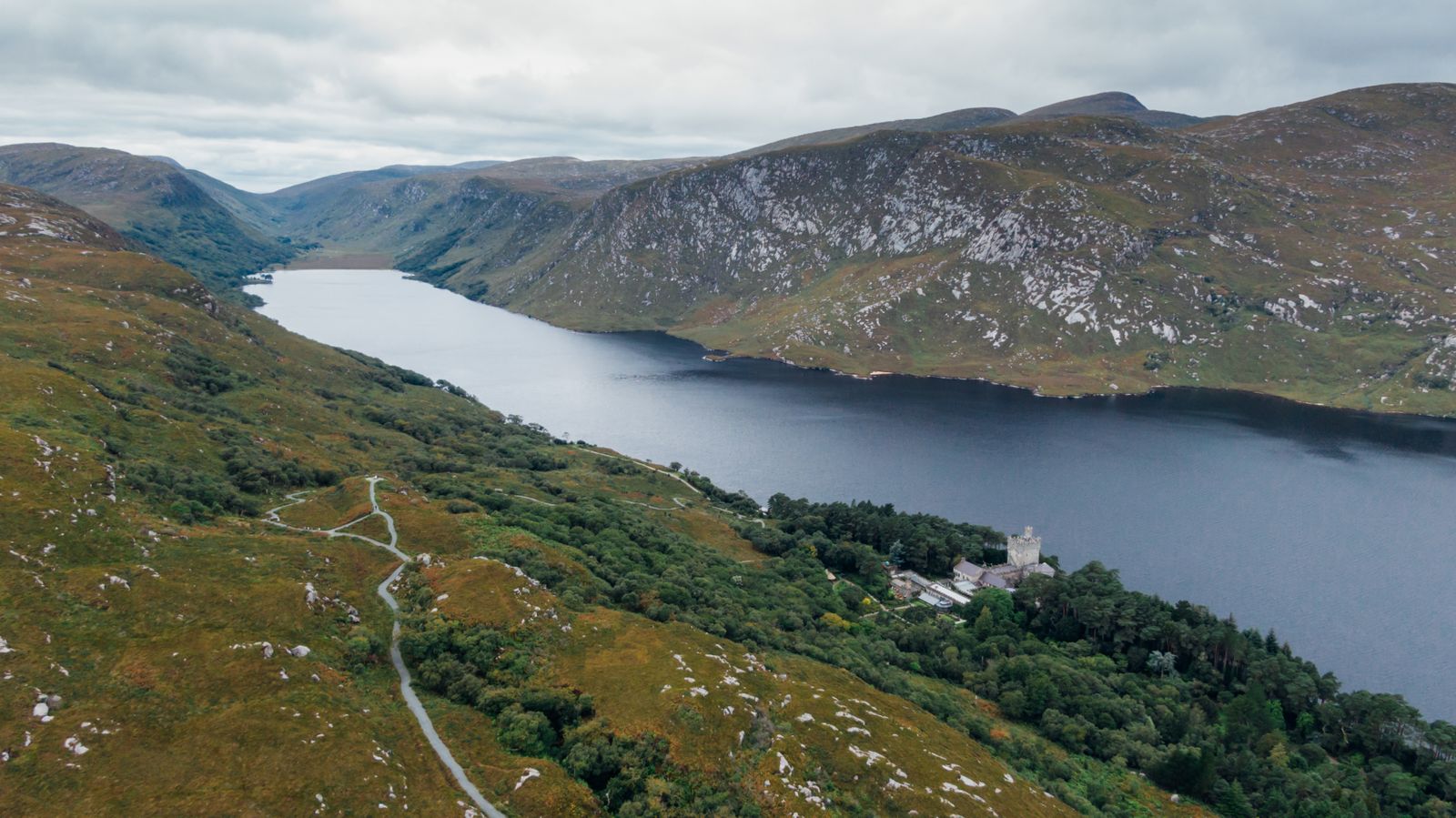 Le Lough Veagh, au coeur du parc national de Glenveagh (photo : Pexels).