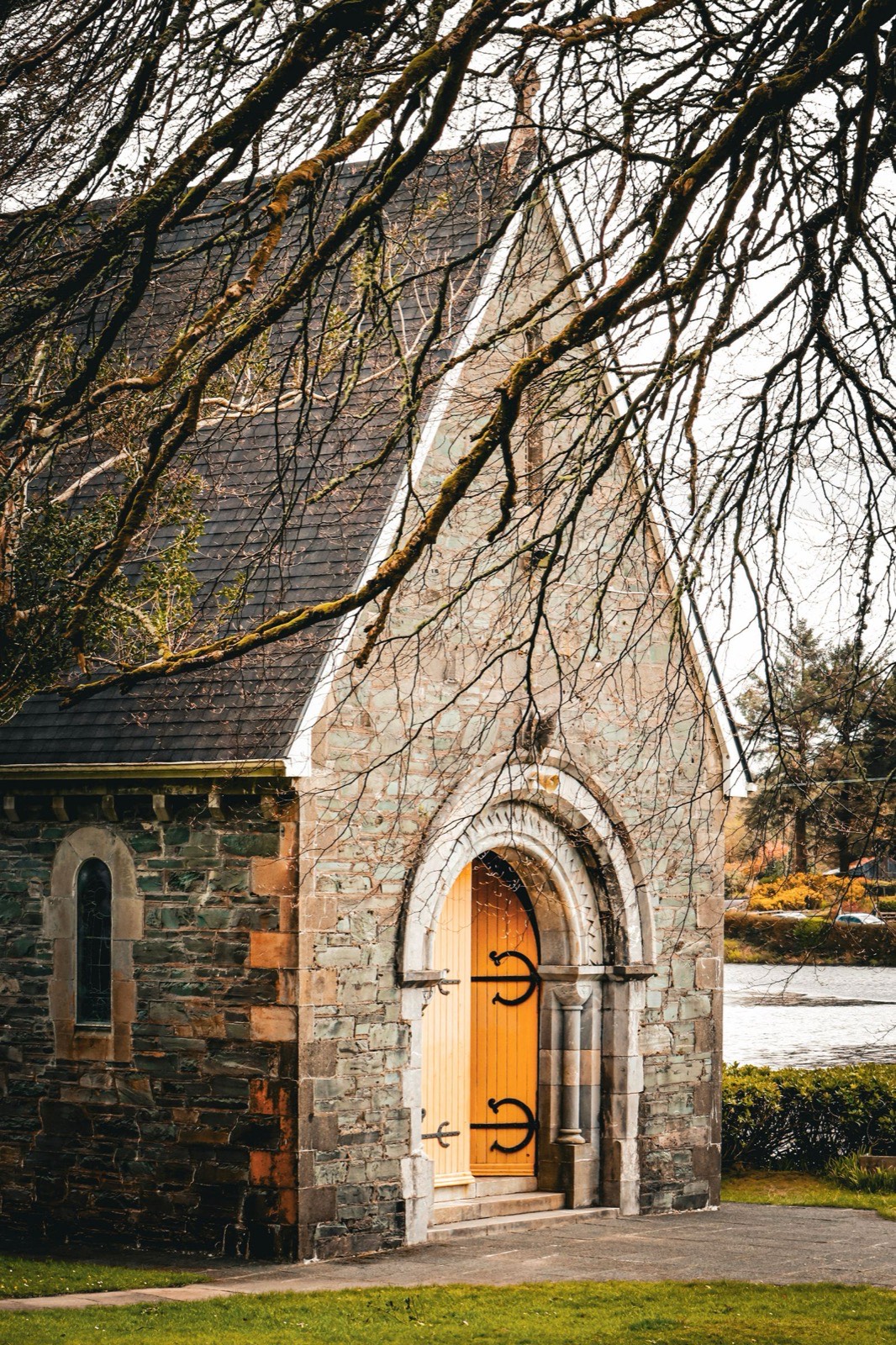 L'oratoire Saint-Finbarr sur son îlot, à Gougane Barra (photo : Pexels).