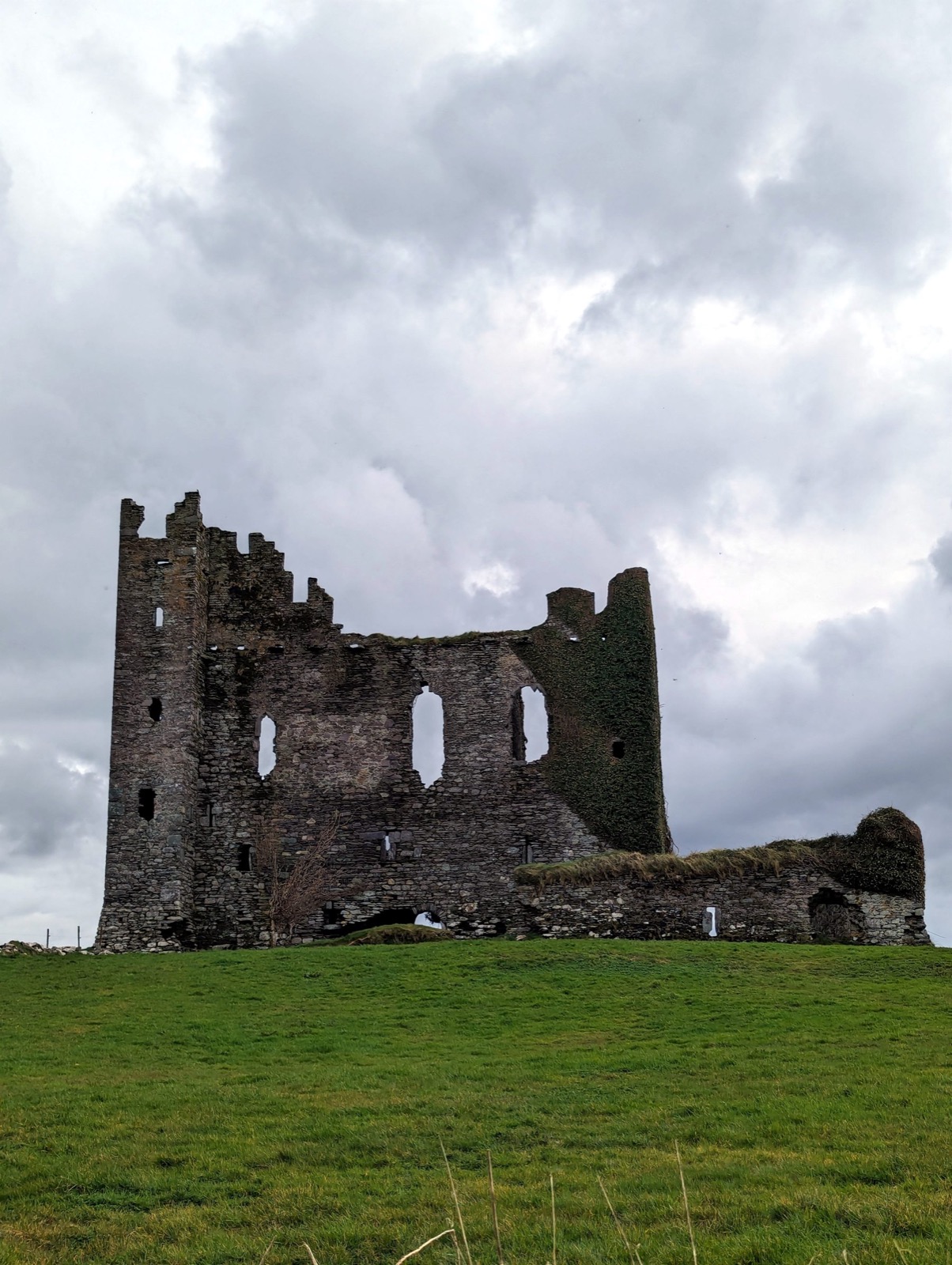 Le château de Ballycarbery, tapissé de lierre, près de Cahersiveen (photo : Pierrick Nonnis).