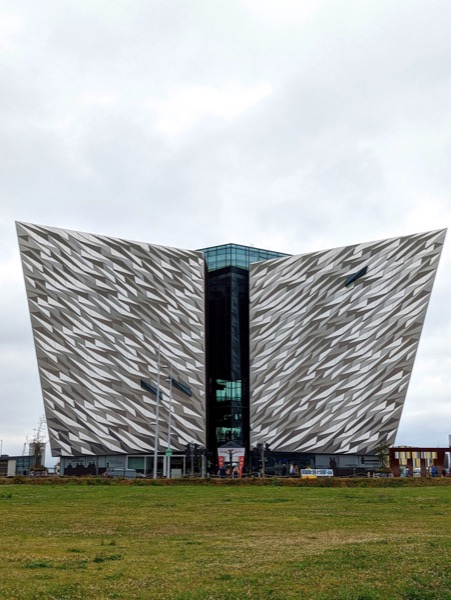 Le musée Titanic Belfast, sur les anciens chantiers navals