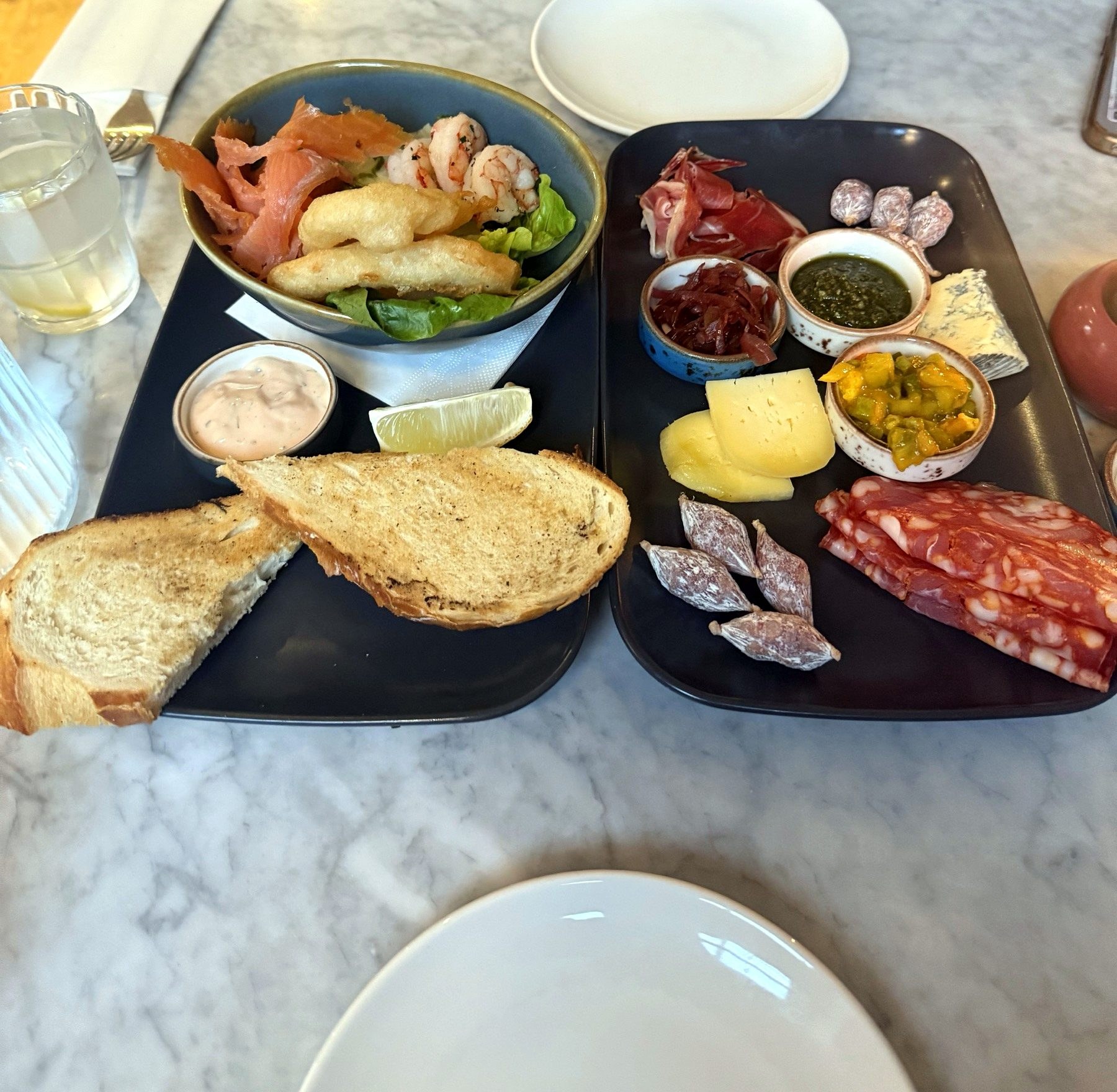 Un plateau de fruits de mer et de charcuterie, spécialité gourmande du West Cork (photo : Pierrick Nonnis).