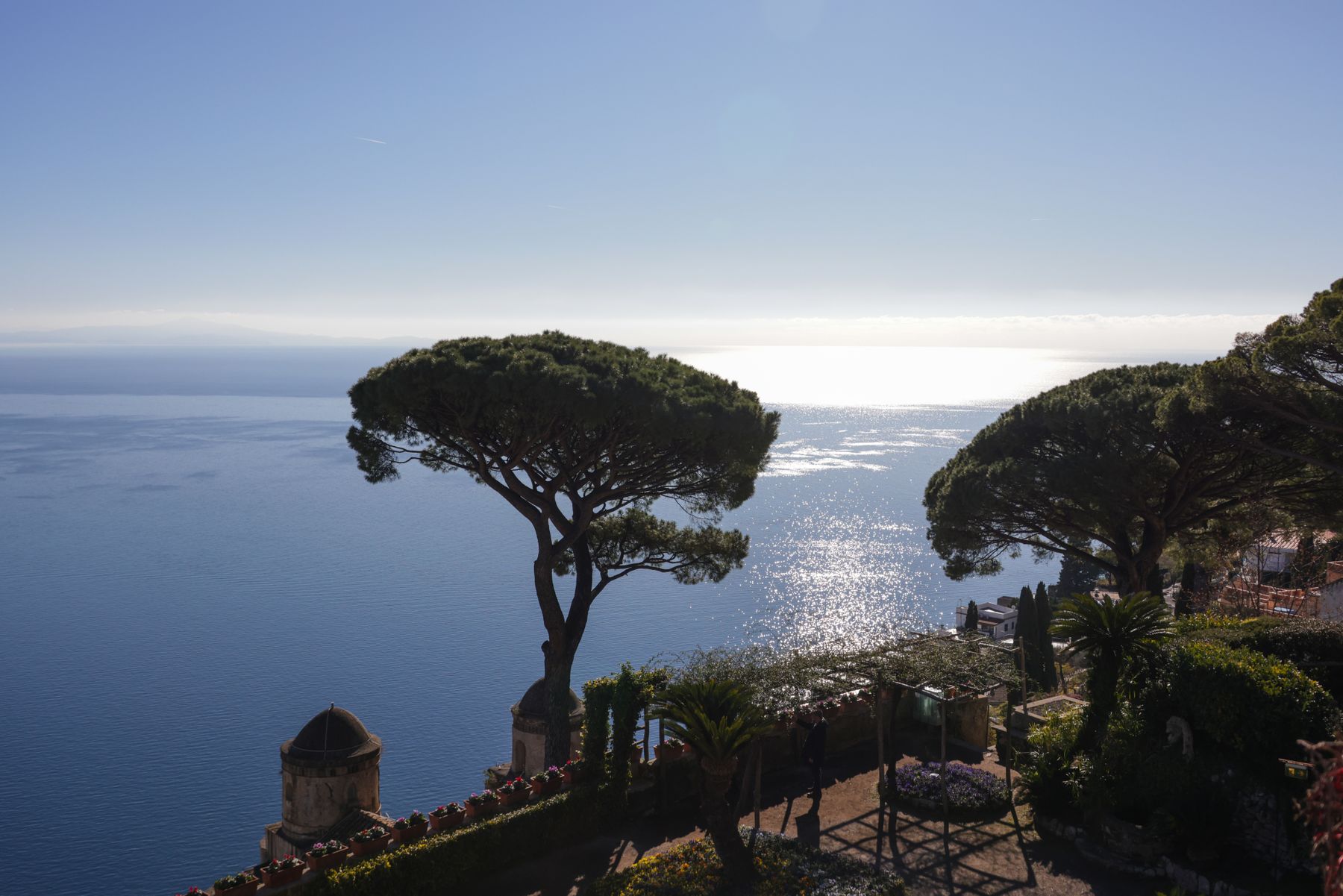 Les jardins en terrasses de la Villa Rufolo surplombent la mer à Ravello (photo : Pexels).