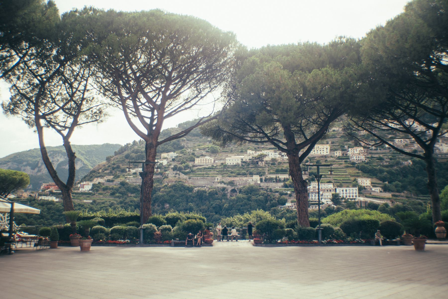 La Terrasse de l'Infini de la Villa Cimbrone, bordée de bustes de marbre (photo : Pexels).