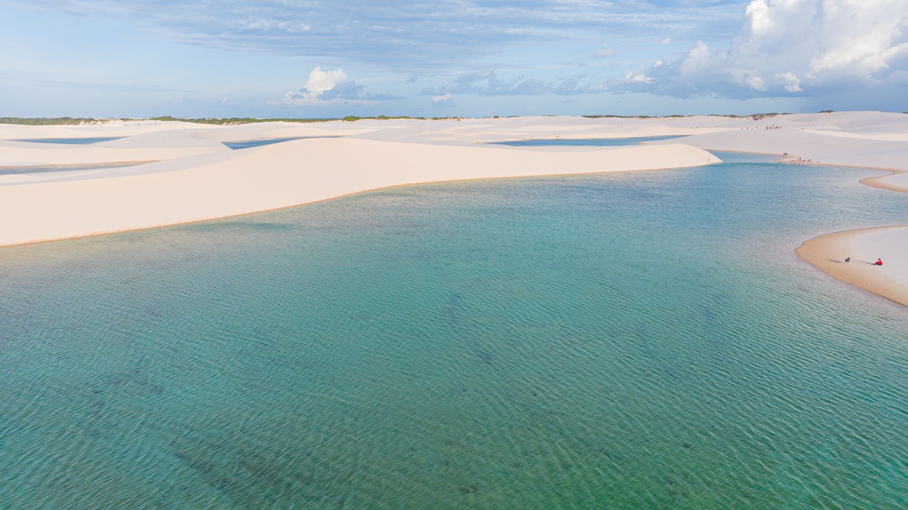 Les lagunes turquoise nichées entre les dunes blanches des Lençóis Maranhenses (photo : Pexels).