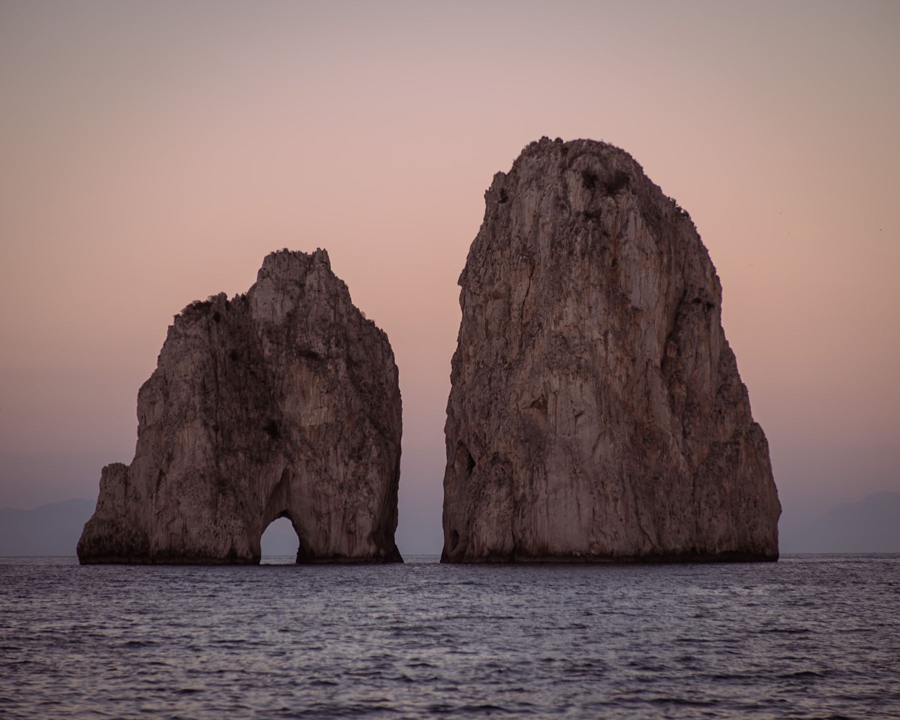 Les trois rochers dressés au large de la côte sud de Capri (photo : Pexels).