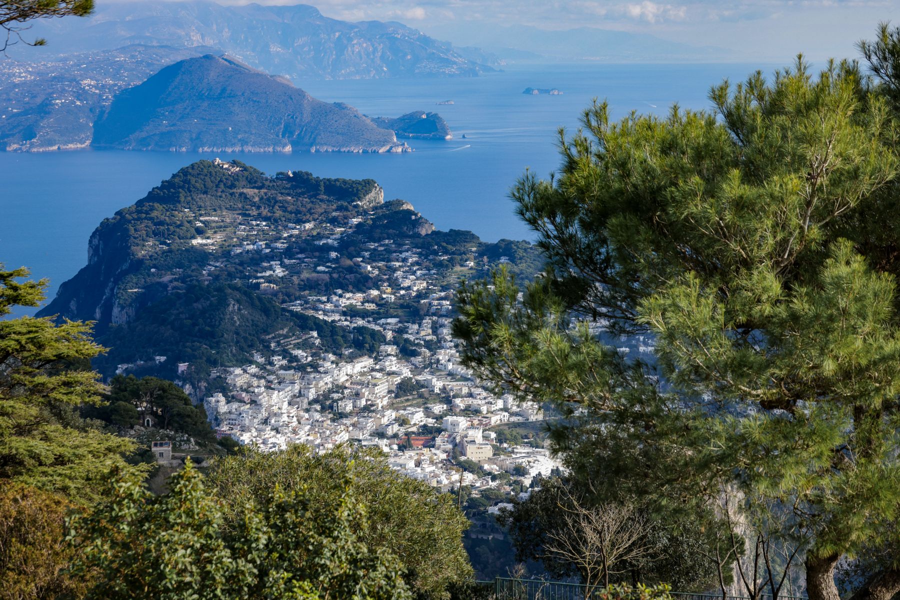 Les terrasses fleuries des jardins d'Auguste dominant les faraglioni (photo : Pexels).
