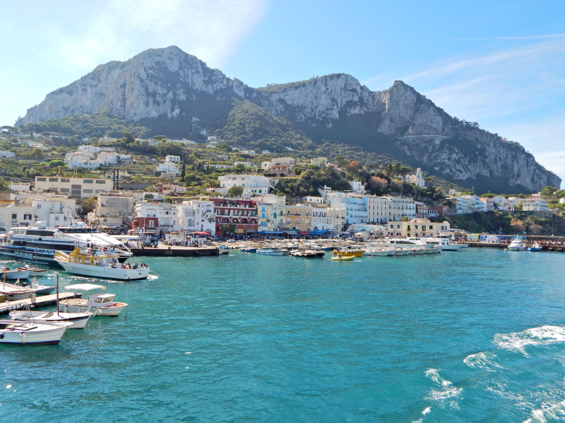 La Piazzetta, salon mondain de Capri, et le port de la Marina Grande (photo : Pexels).