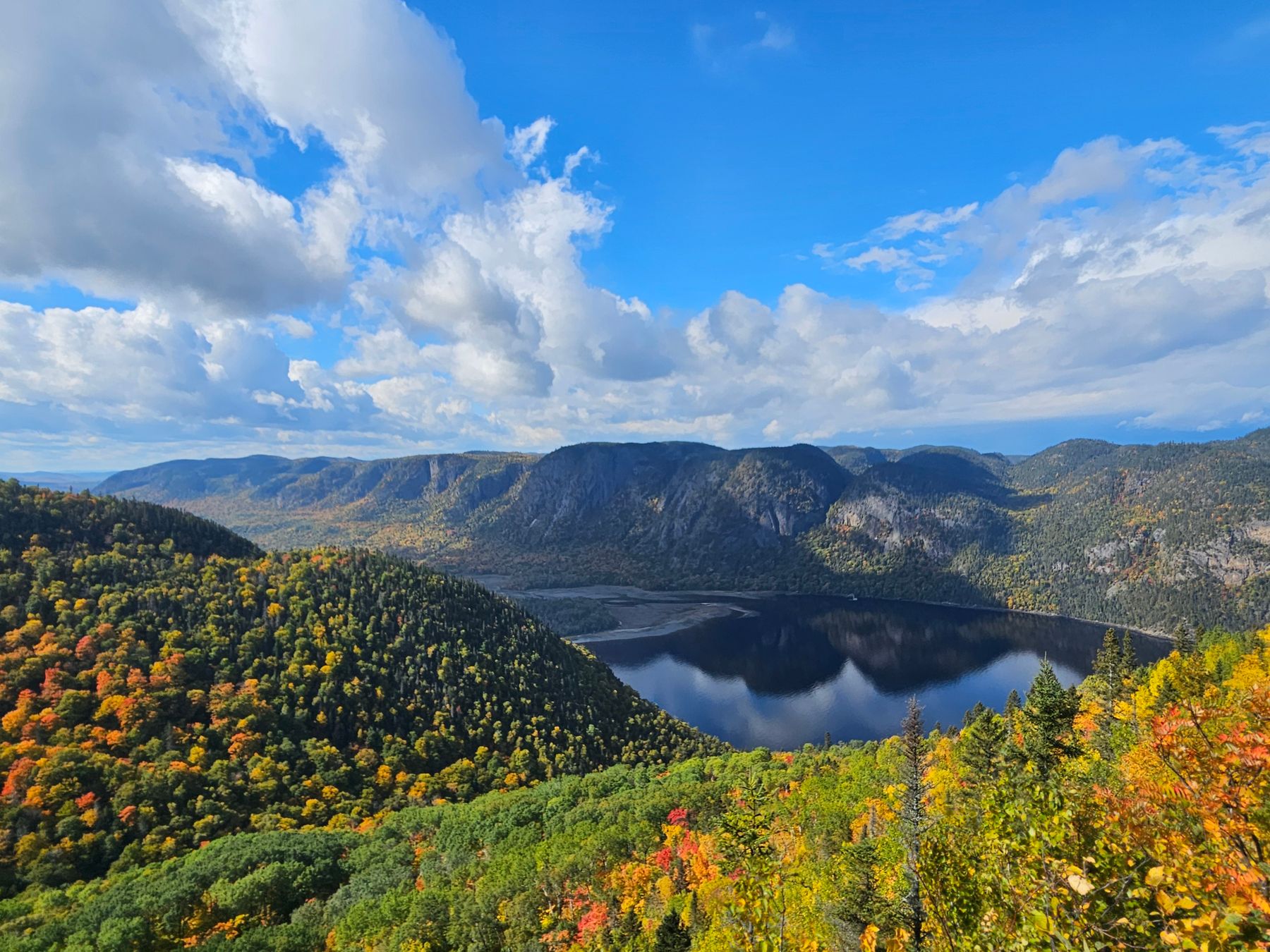 Les falaises abruptes du fjord du Saguenay plongeant dans l'eau sombre (photo : Pexels).