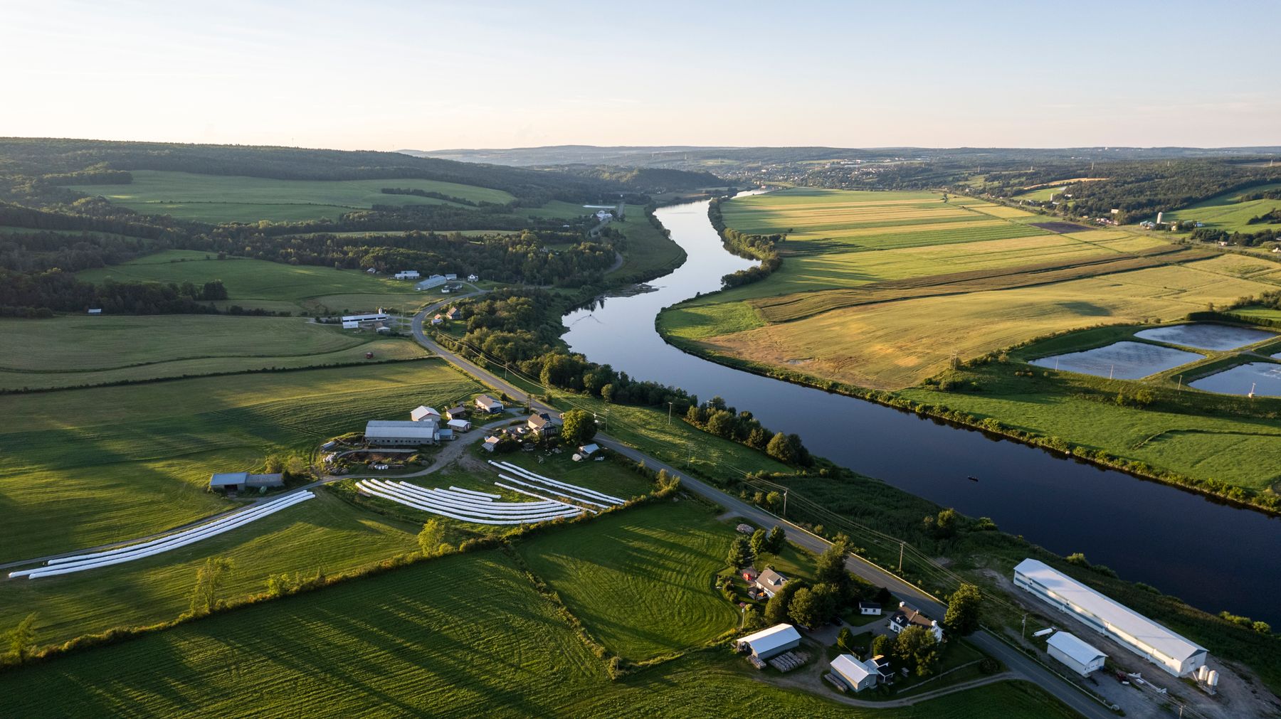Le Saint-Laurent immense vu depuis les hauteurs de Charlevoix (photo : Pexels).