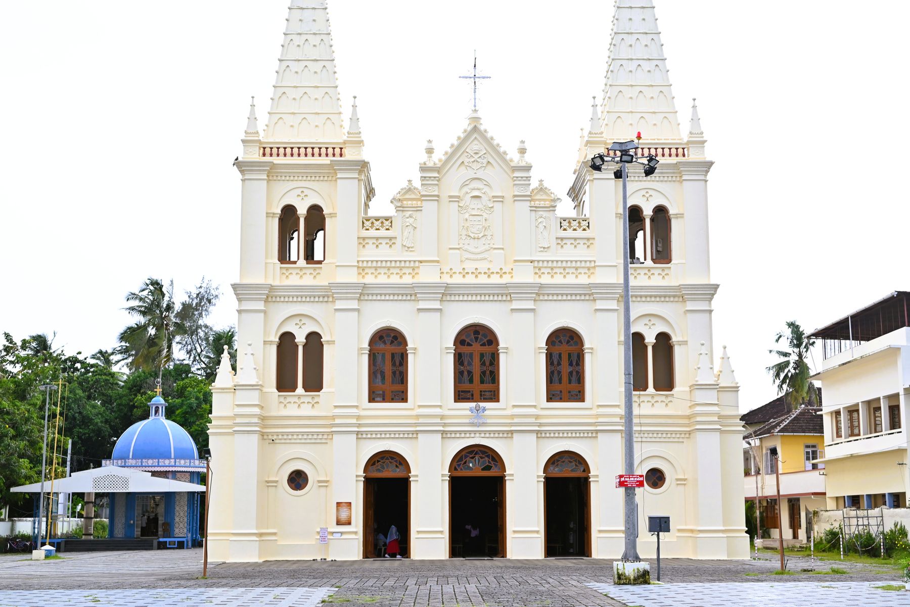 La façade sobre de l'église Saint-François à Fort Kochi (photo : Pexels).
