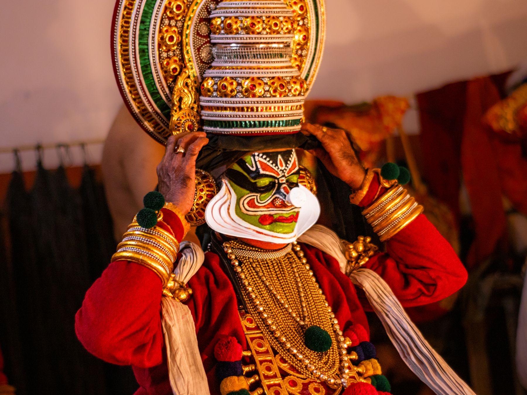 Un acteur de Kathakali au maquillage élaboré (photo : Pexels).