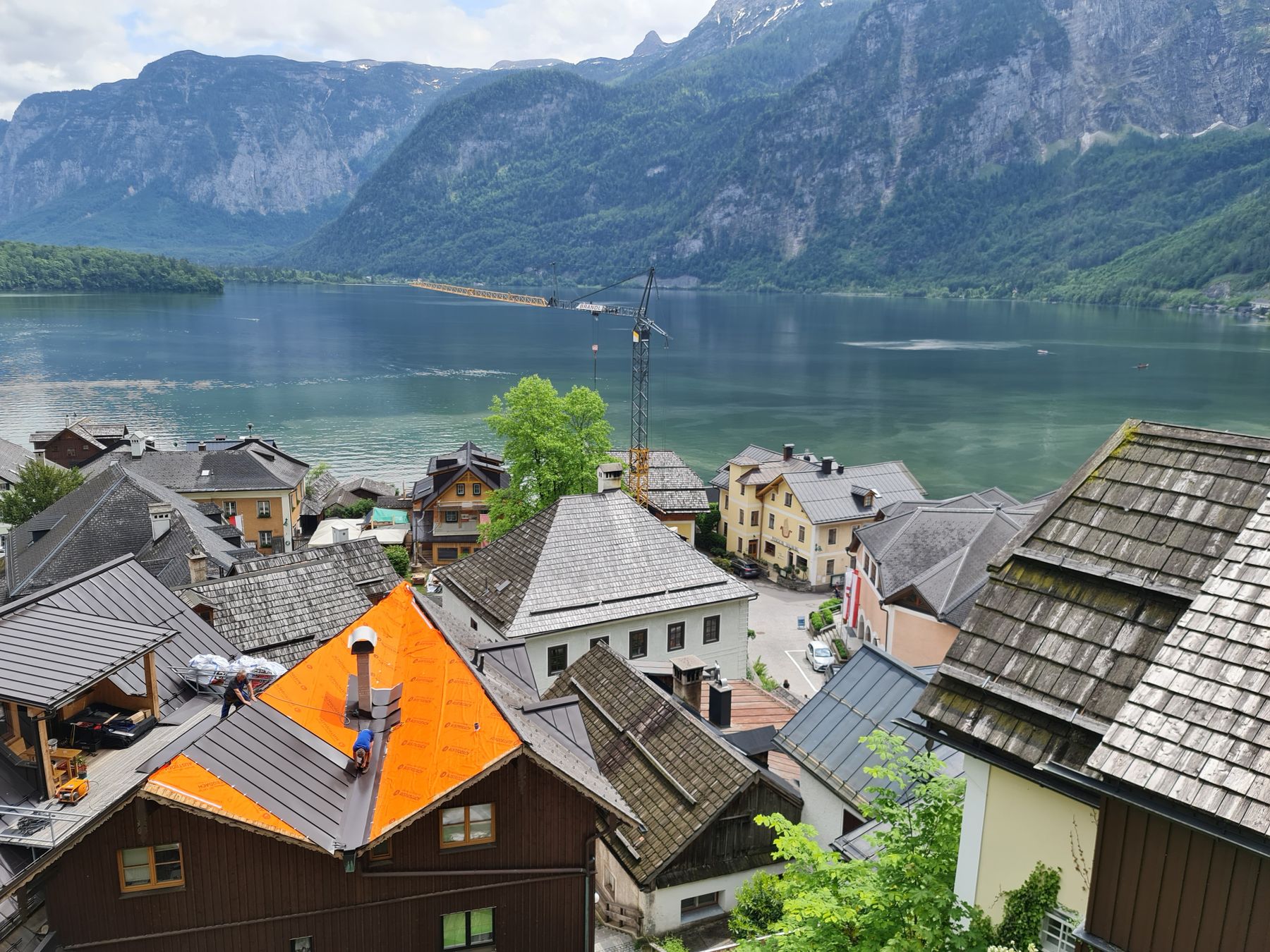 La plateforme Skywalk suspendue au-dessus du lac et son panorama sur le village (photo : Pexels).