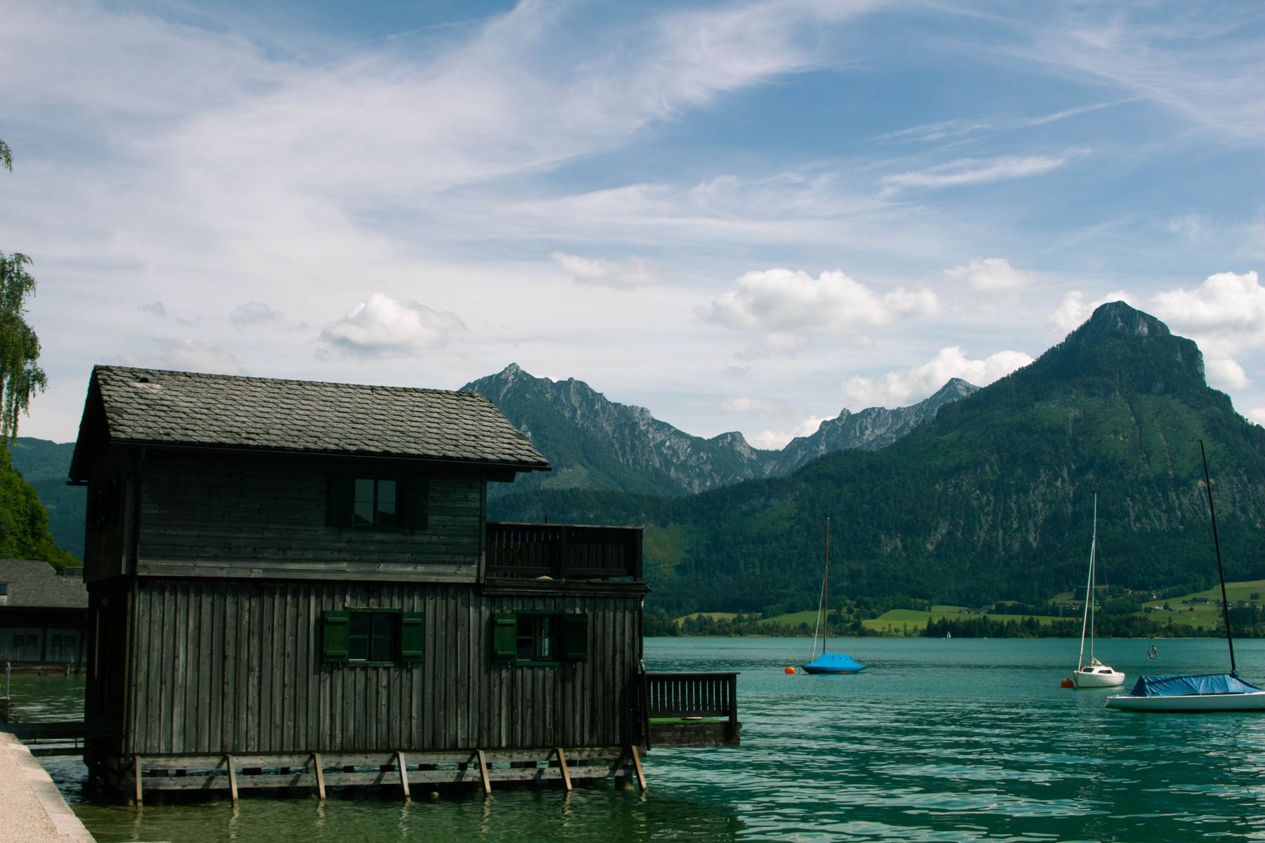 Les eaux limpides des grands lacs du Salzkammergut, propices à la baignade (photo : Pexels).