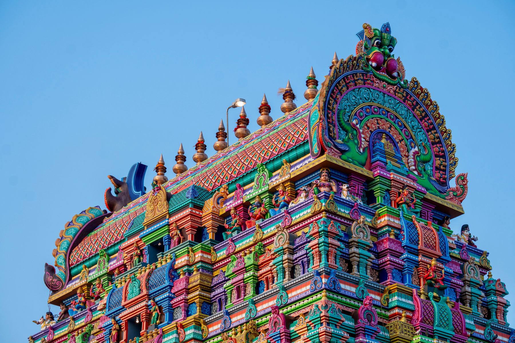 Les gopurams sculptés et colorés du temple de Meenakshi à Madurai (photo : Pexels).