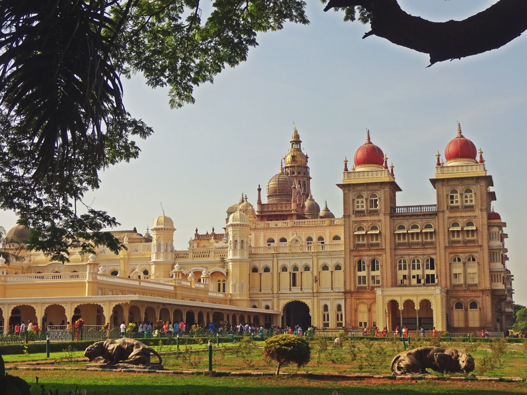 La façade richement ornée du palais royal de Mysore, au Karnataka (photo : Pexels).