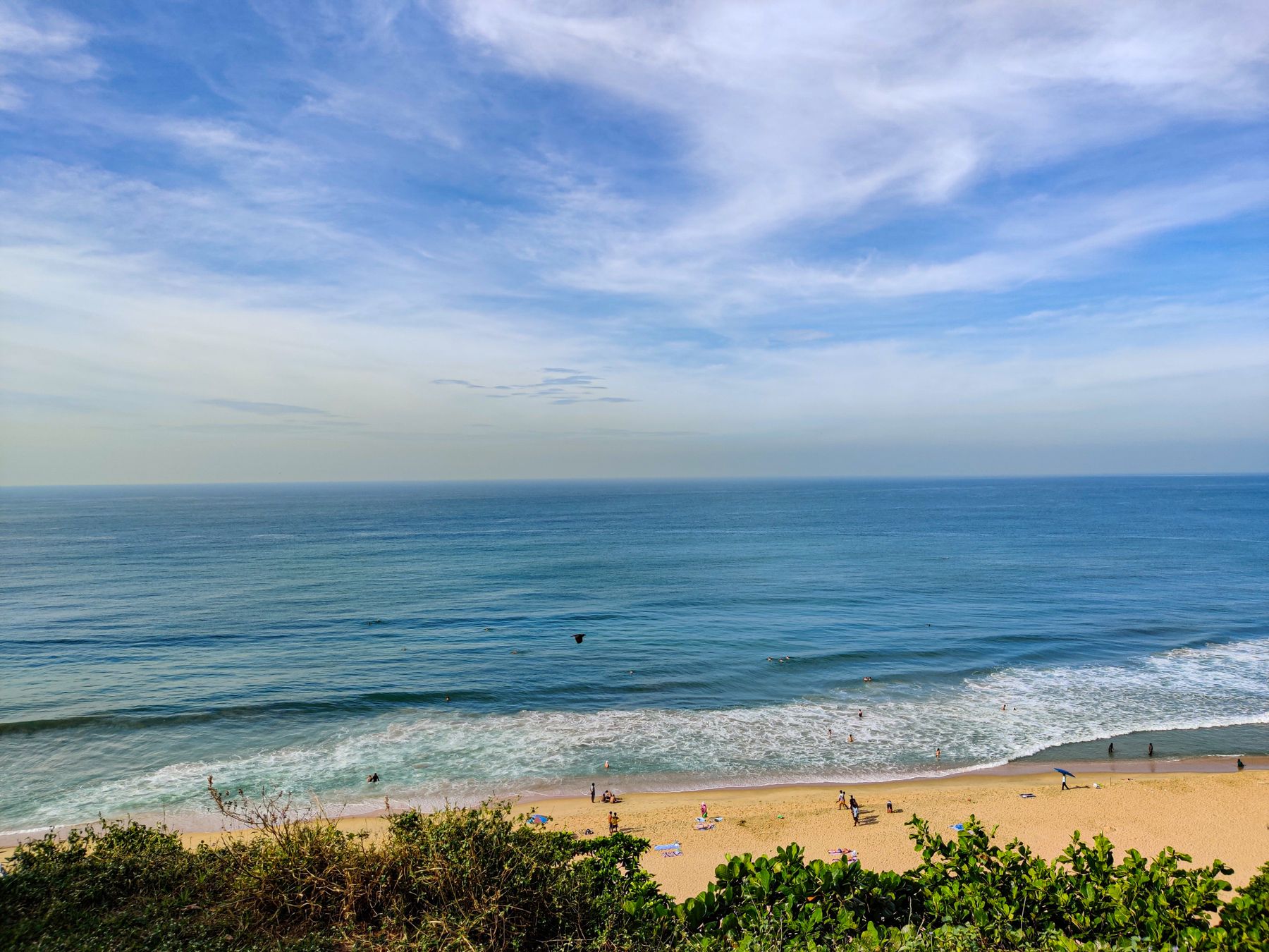 La falaise rouge de Varkala surplombant la plage et la mer d'Arabie (photo : Pexels).