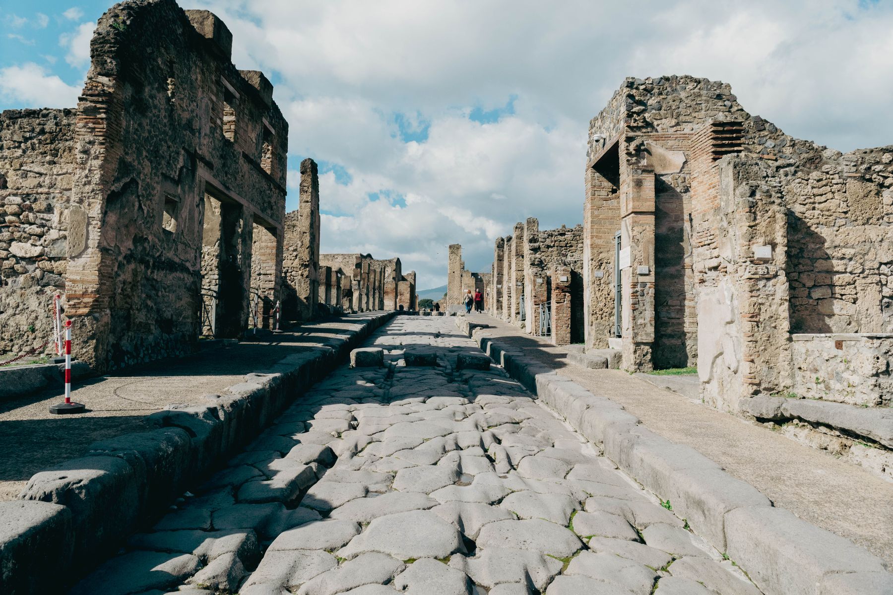 Les rues pavées de Pompéi face au Vésuve (photo : Pexels).