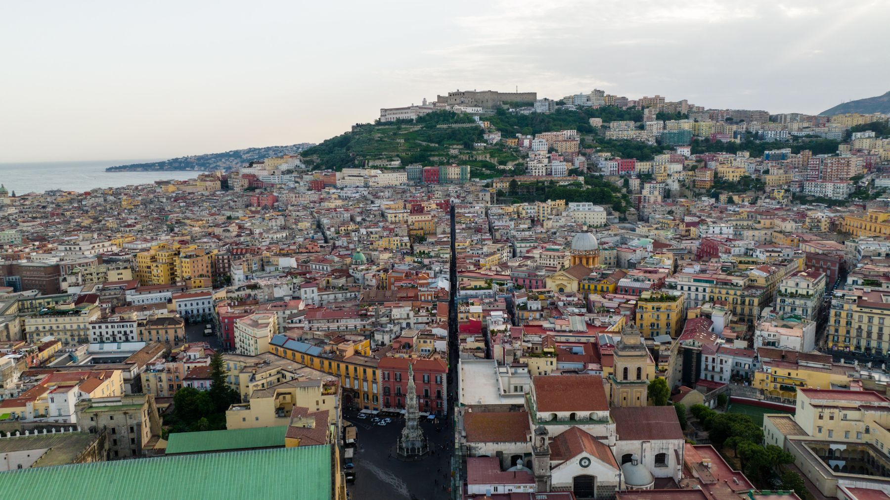 Une ruelle animée du centre historique de Naples (photo : Pexels).