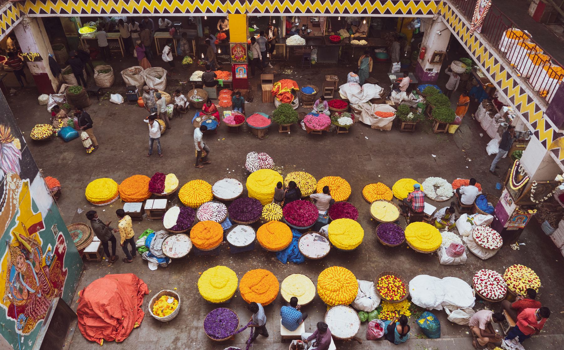 Les étals de fleurs et de poudres colorées du marché Devaraja (photo : Pexels).