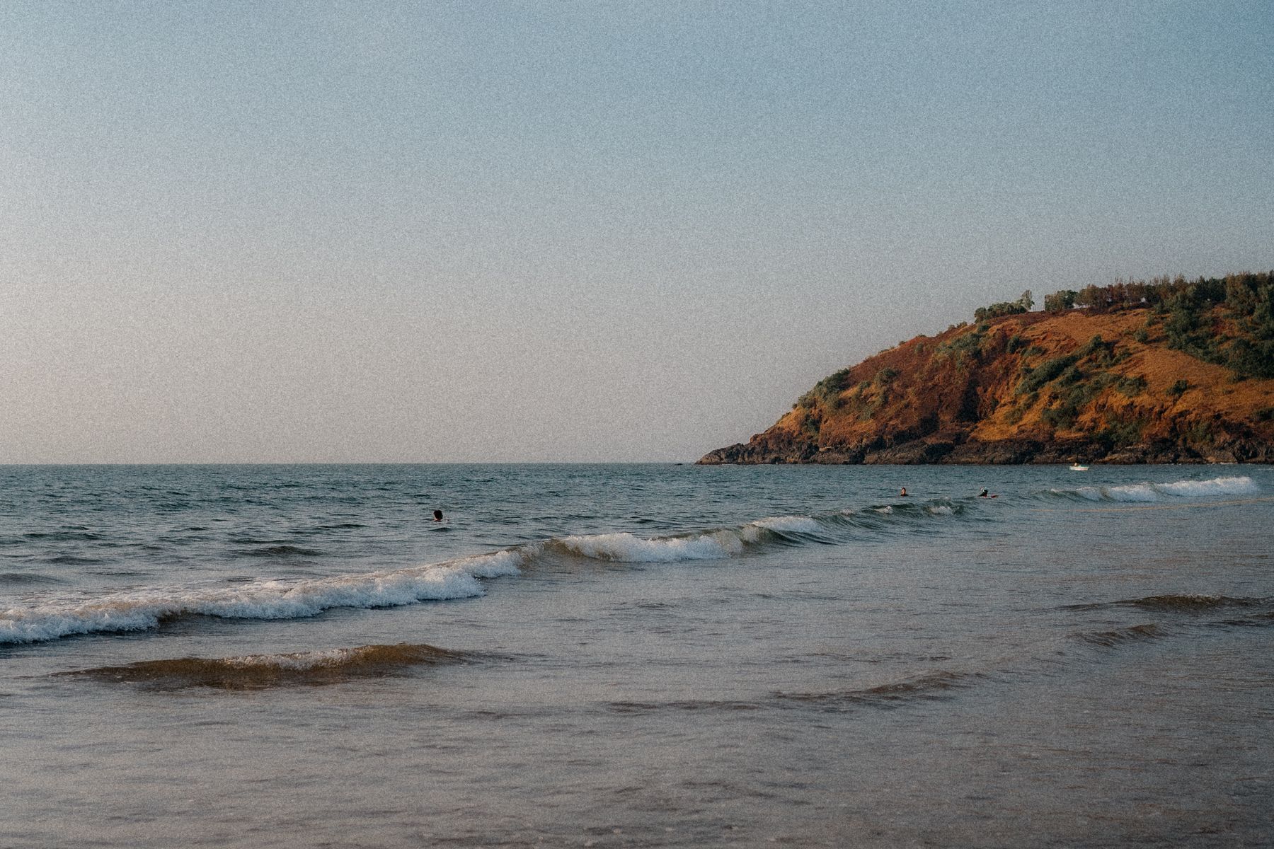 Une plage tranquille de Gokarna sur la côte du Karnataka (photo : Pexels).