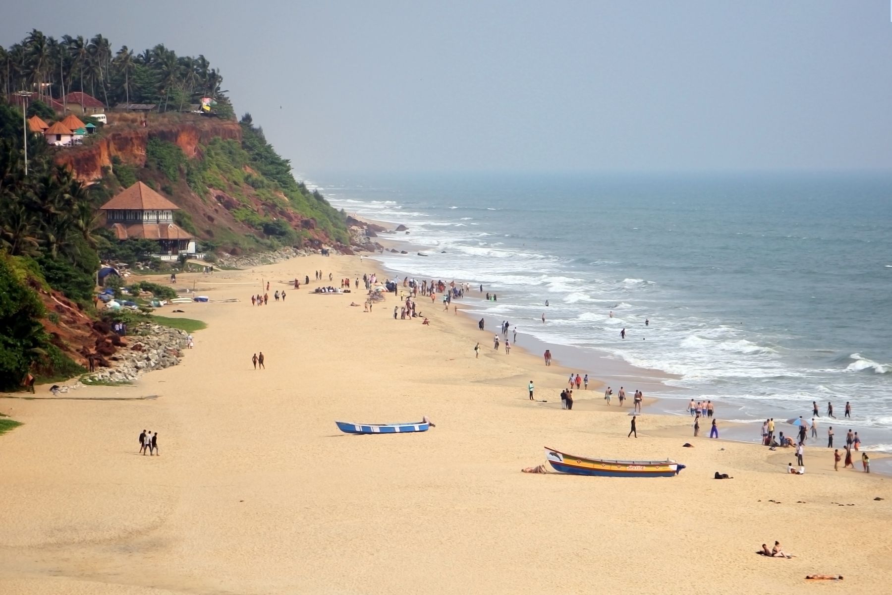 La falaise de latérite rouge dominant la plage de Varkala, face à la mer d'Arabie (photo : Pexels).