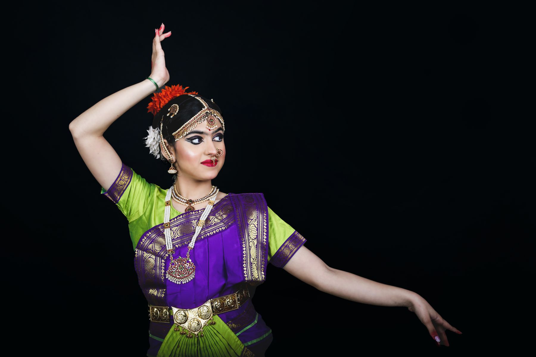 Un artiste de Kathakali au maquillage codifié, art scénique emblématique du Kerala (photo : Pexels).