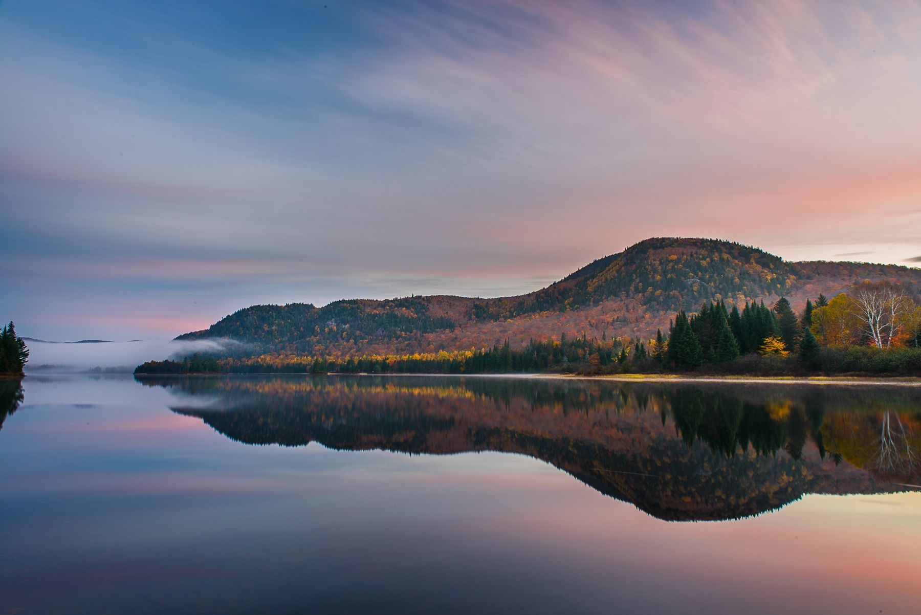Un lac paisible cerné de forêts dans le parc national (photo : Pexels).
