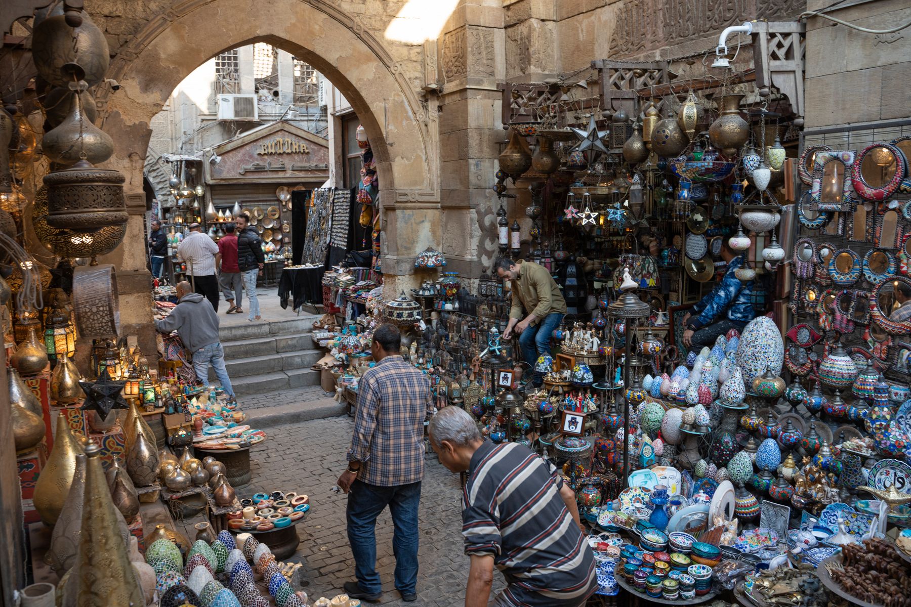 Les ruelles couvertes du souk Khan el-Khalili (photo : Pexels).