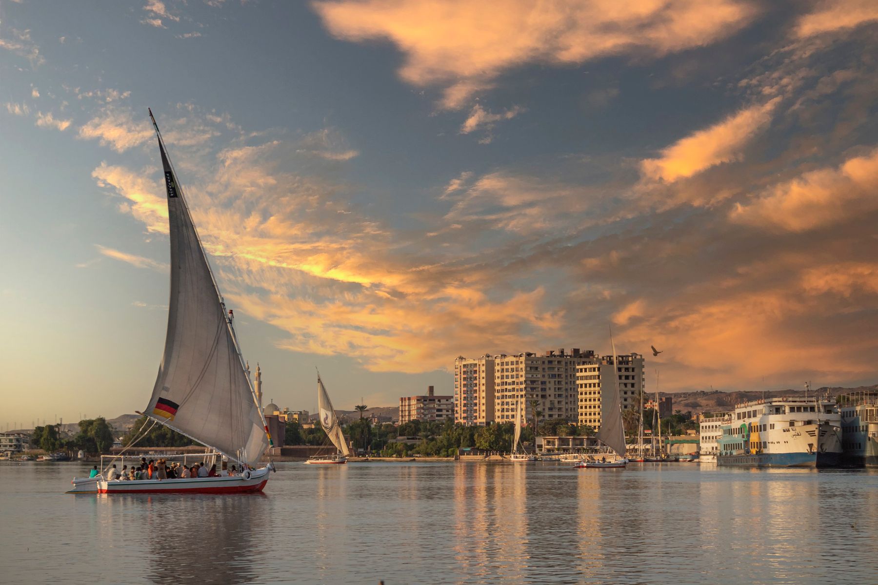 Une felouque à voile blanche sur le Nil au crépuscule (photo : Pexels).