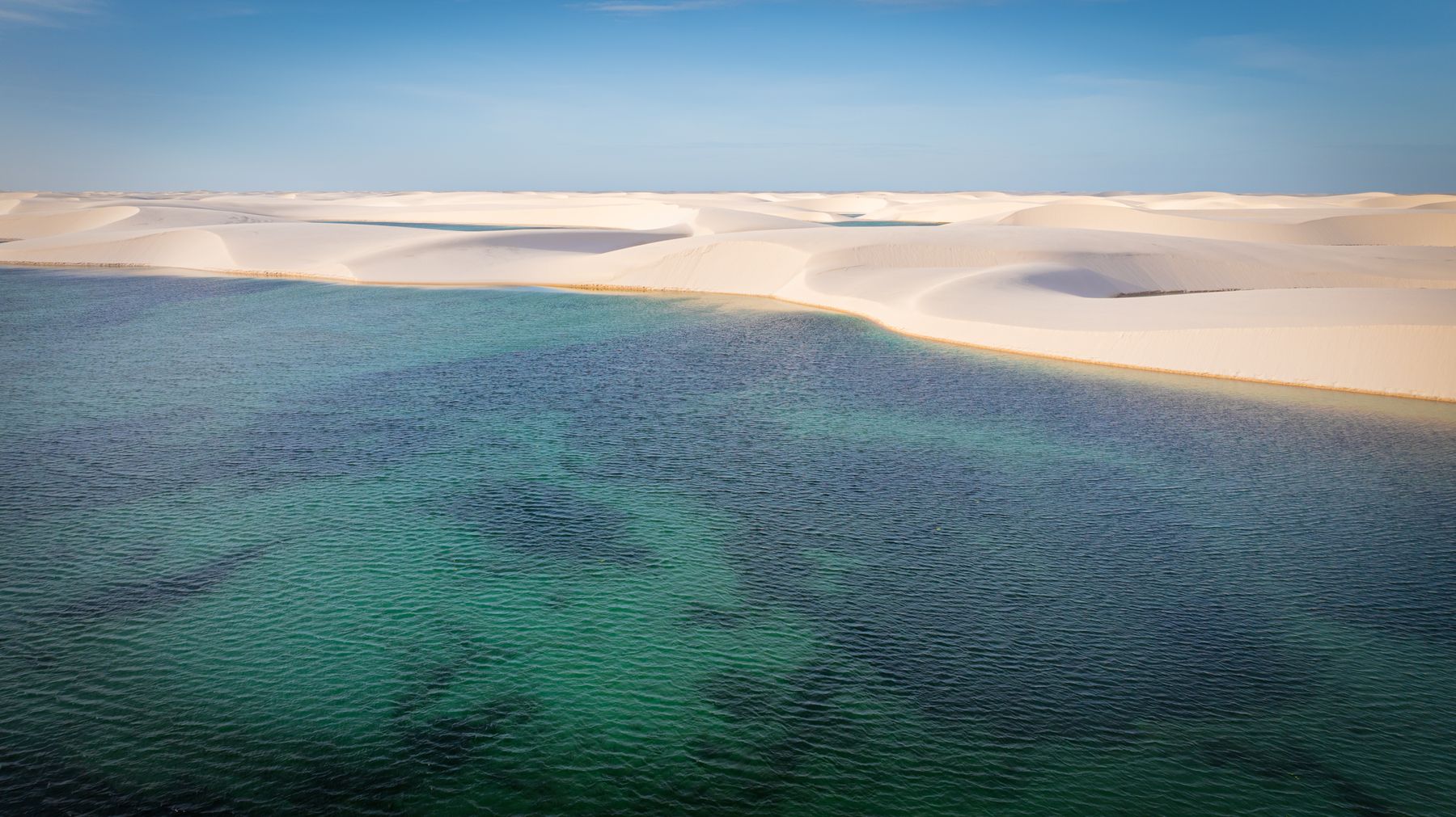 Une baignade dans les eaux tièdes et limpides d'une lagune du parc (photo : Pexels).