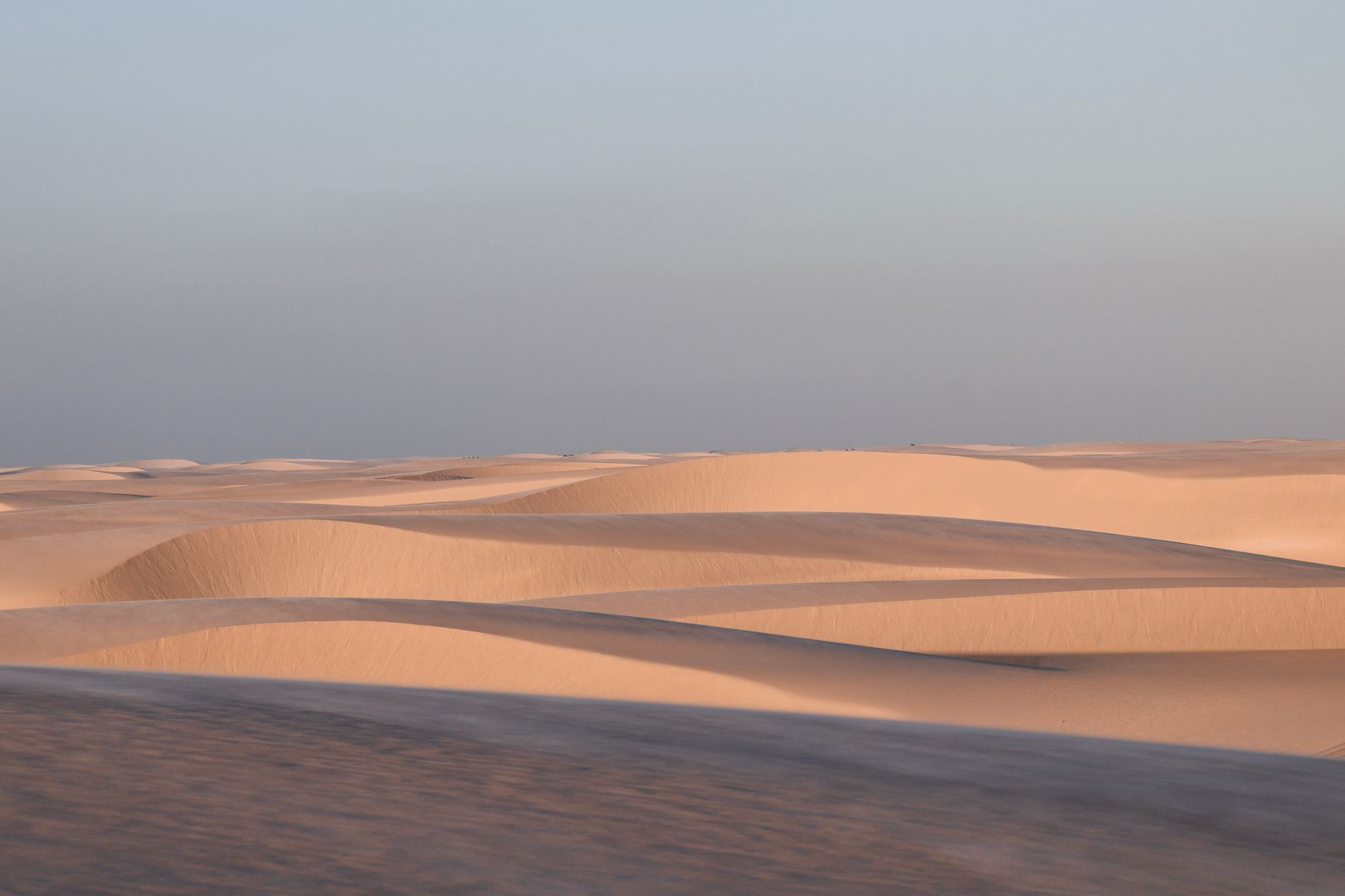 Le sable et les lagunes teintés d'or à la tombée du jour (photo : Pexels).