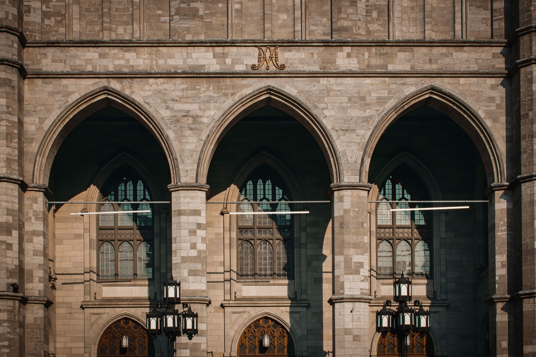 Les pavés du Vieux-Montréal et ses façades de pierre (photo : Pexels).
