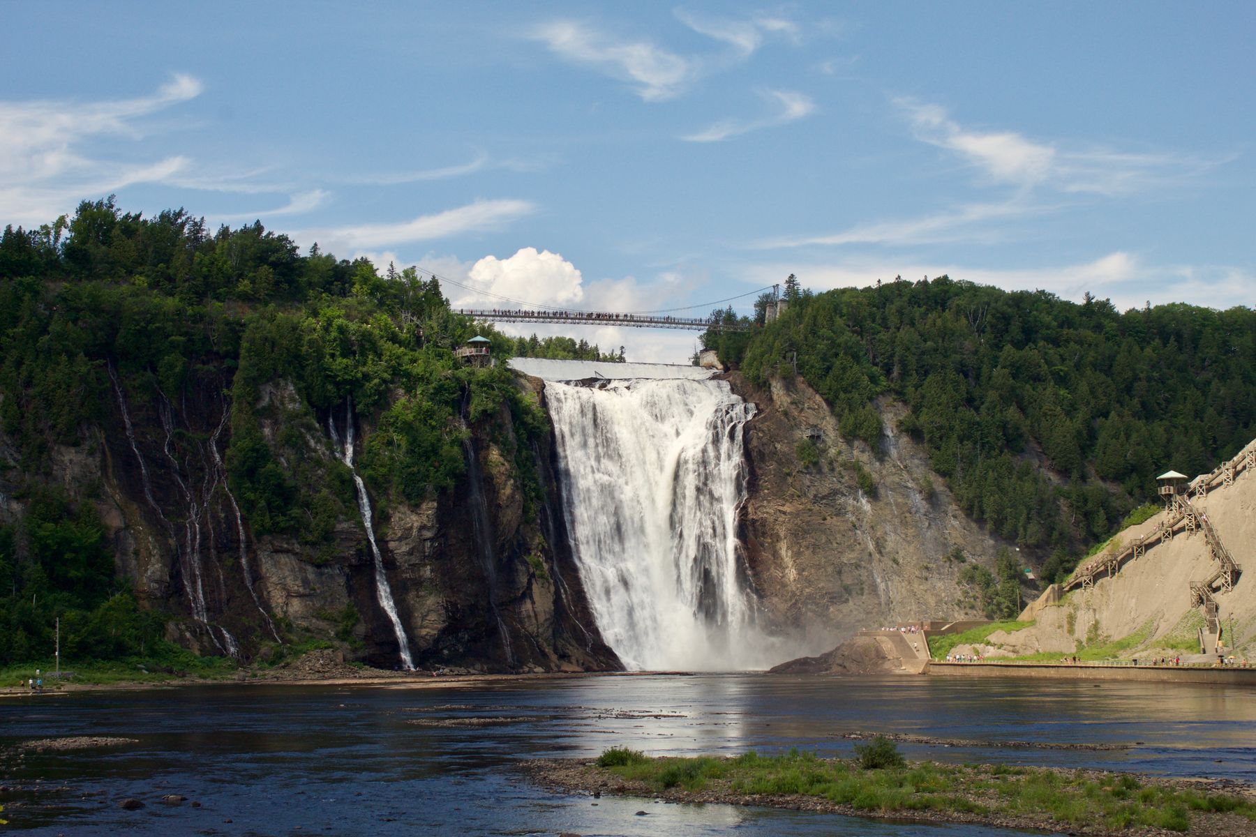 La chute Montmorency plonge vers le Saint-Laurent (photo : Pexels).