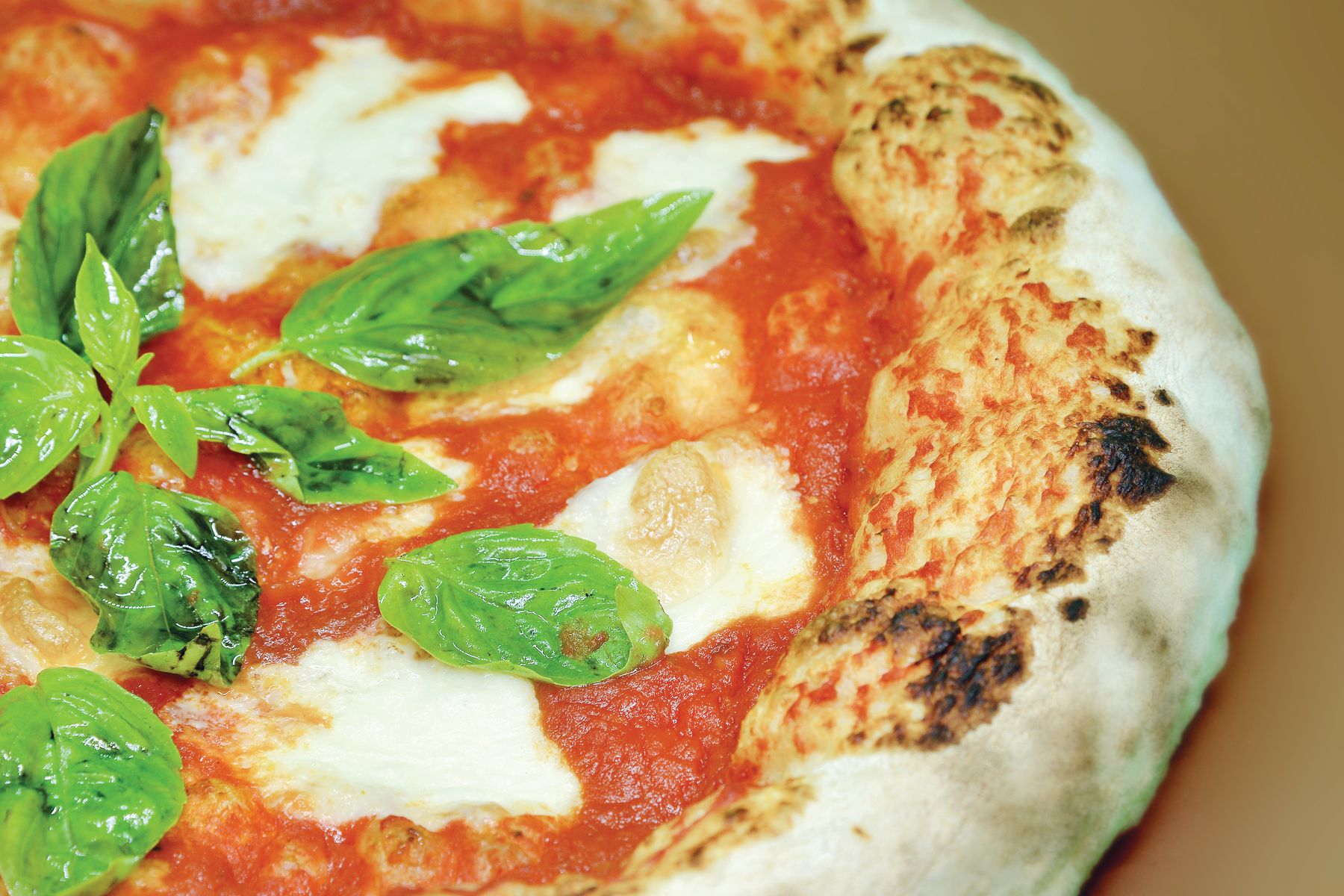 La margherita napolitaine sort du four à bois brûlant (photo : Pexels).