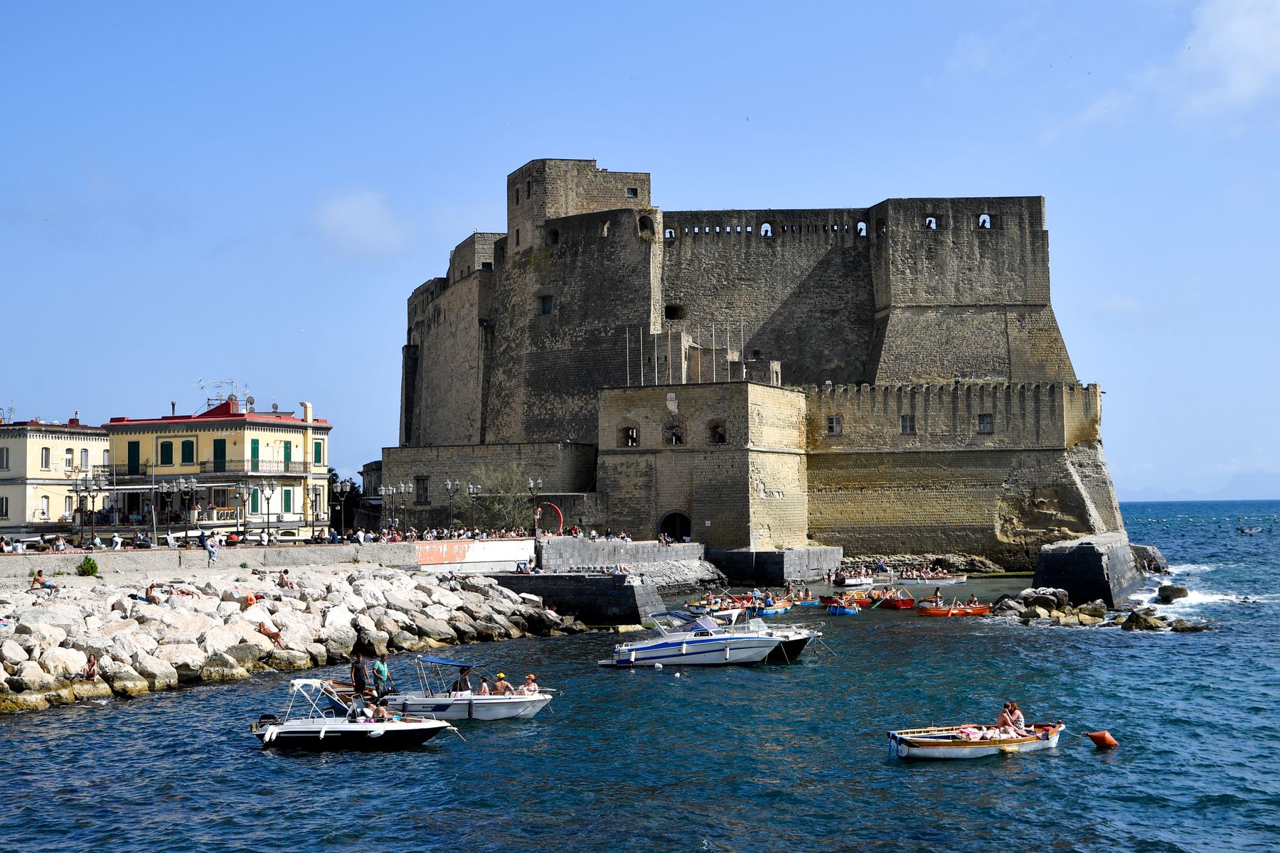 Le Castel dell'Ovo veille sur la baie face au Vésuve (photo : Pexels).