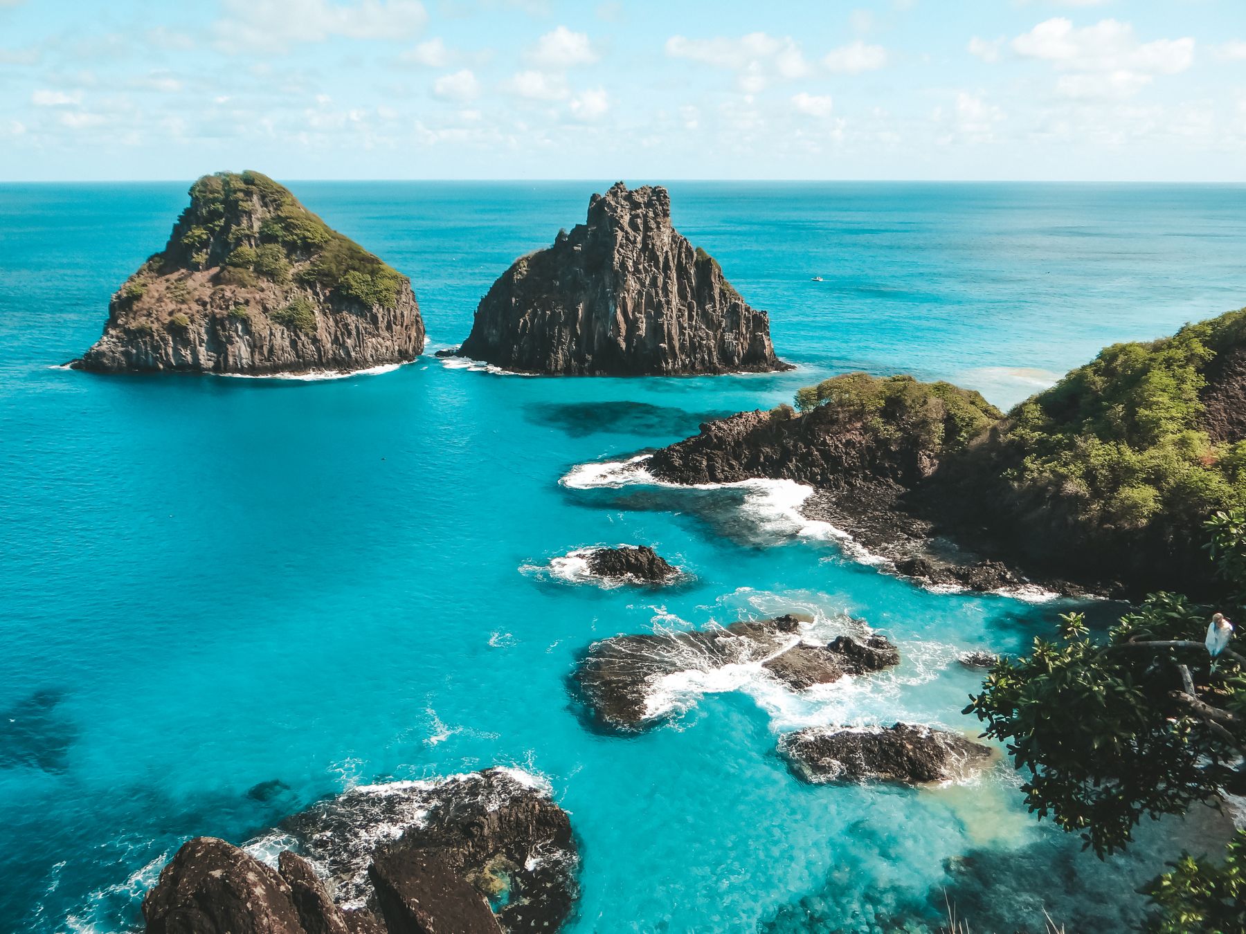 Les eaux turquoise et les pitons volcaniques de l'archipel de Fernando de Noronha (photo : Pexels).